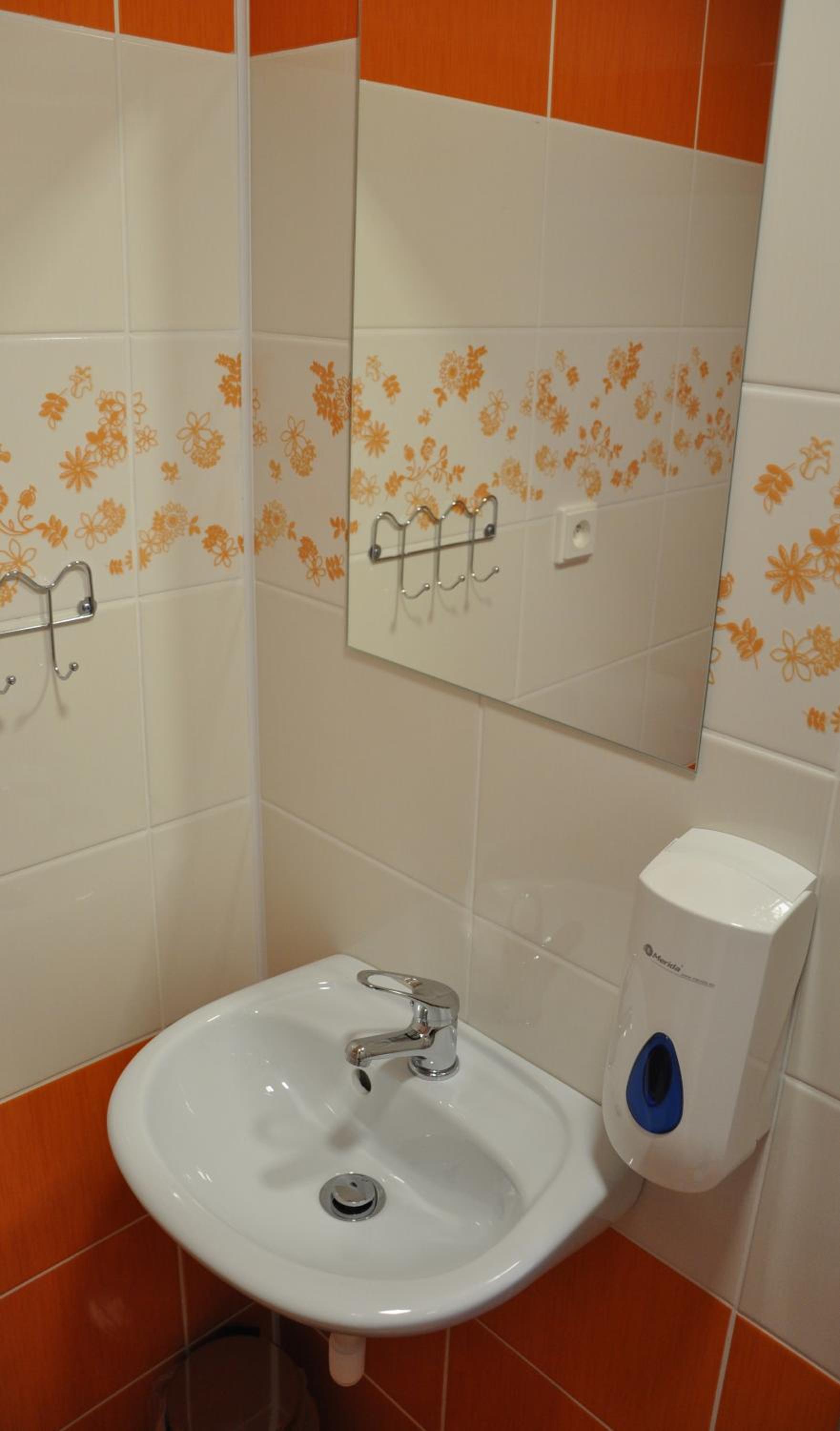 Quadruple Room with Private Bathroom - Photo 8