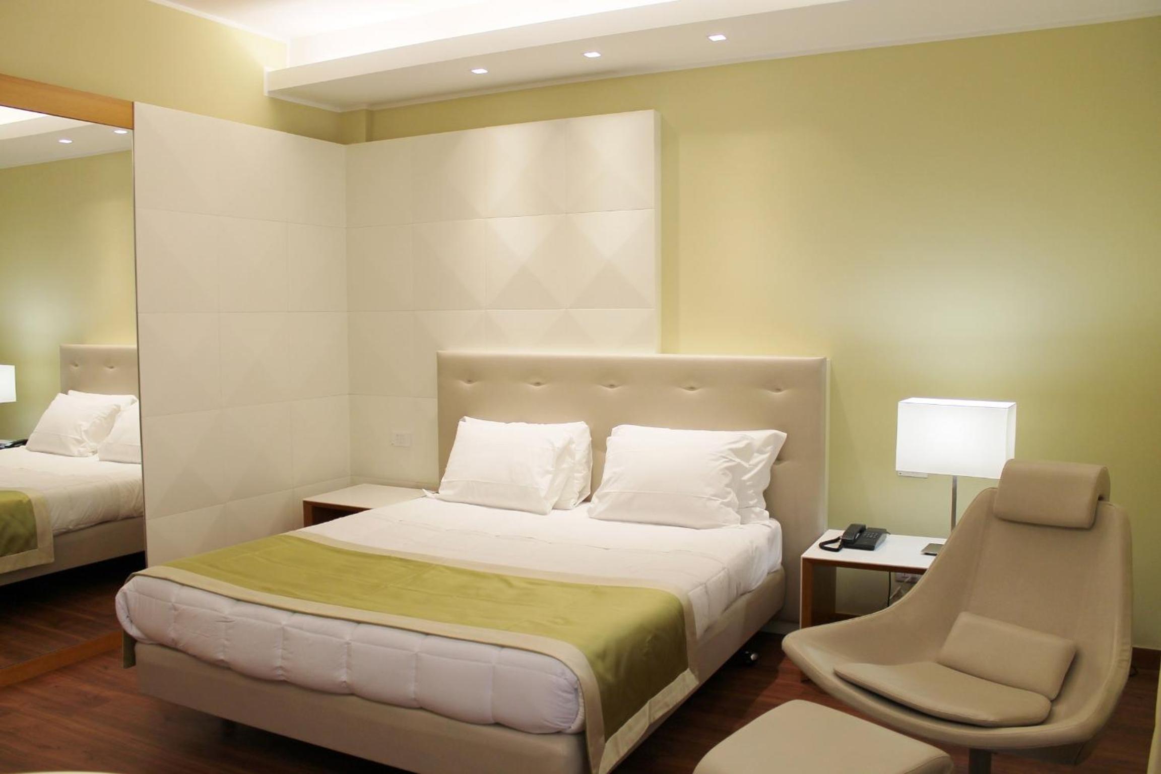 Comfort Queen Room - Photo 9