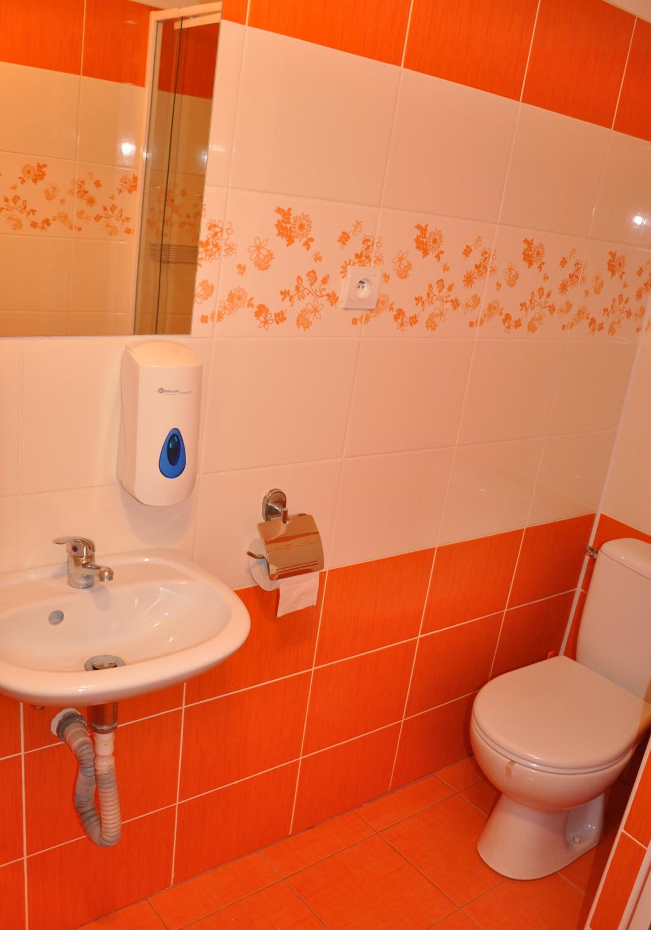 Twin Room with Bathroom - Photo 12
