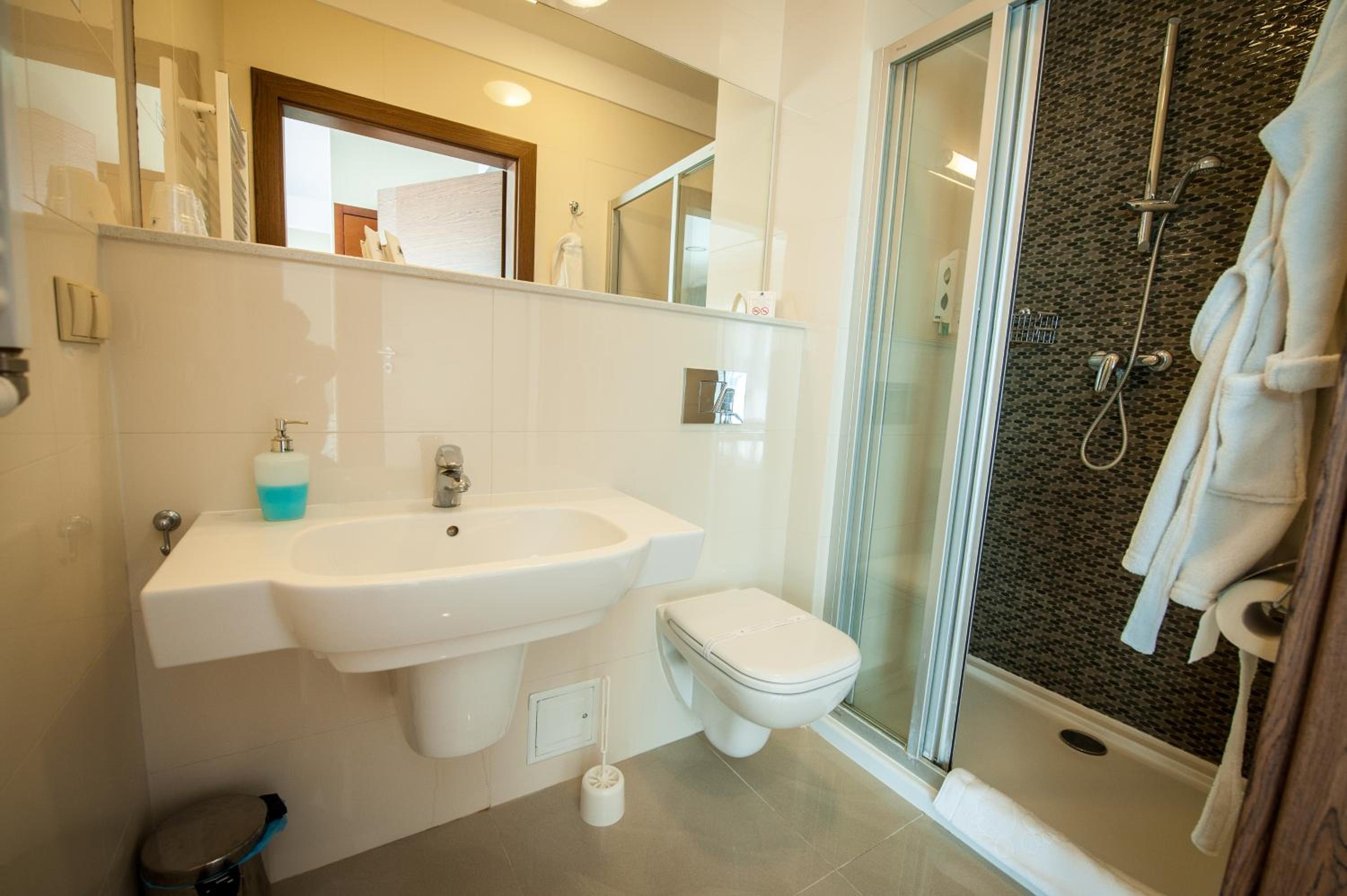 Deluxe Double Room with Balcony - Photo 6