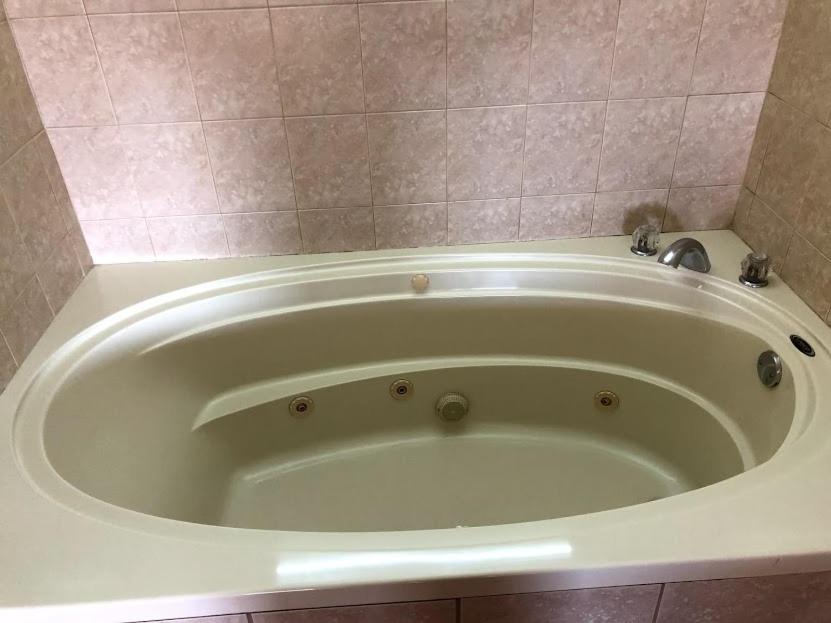 King Room with Hot Tub - Smoking - Photo 3