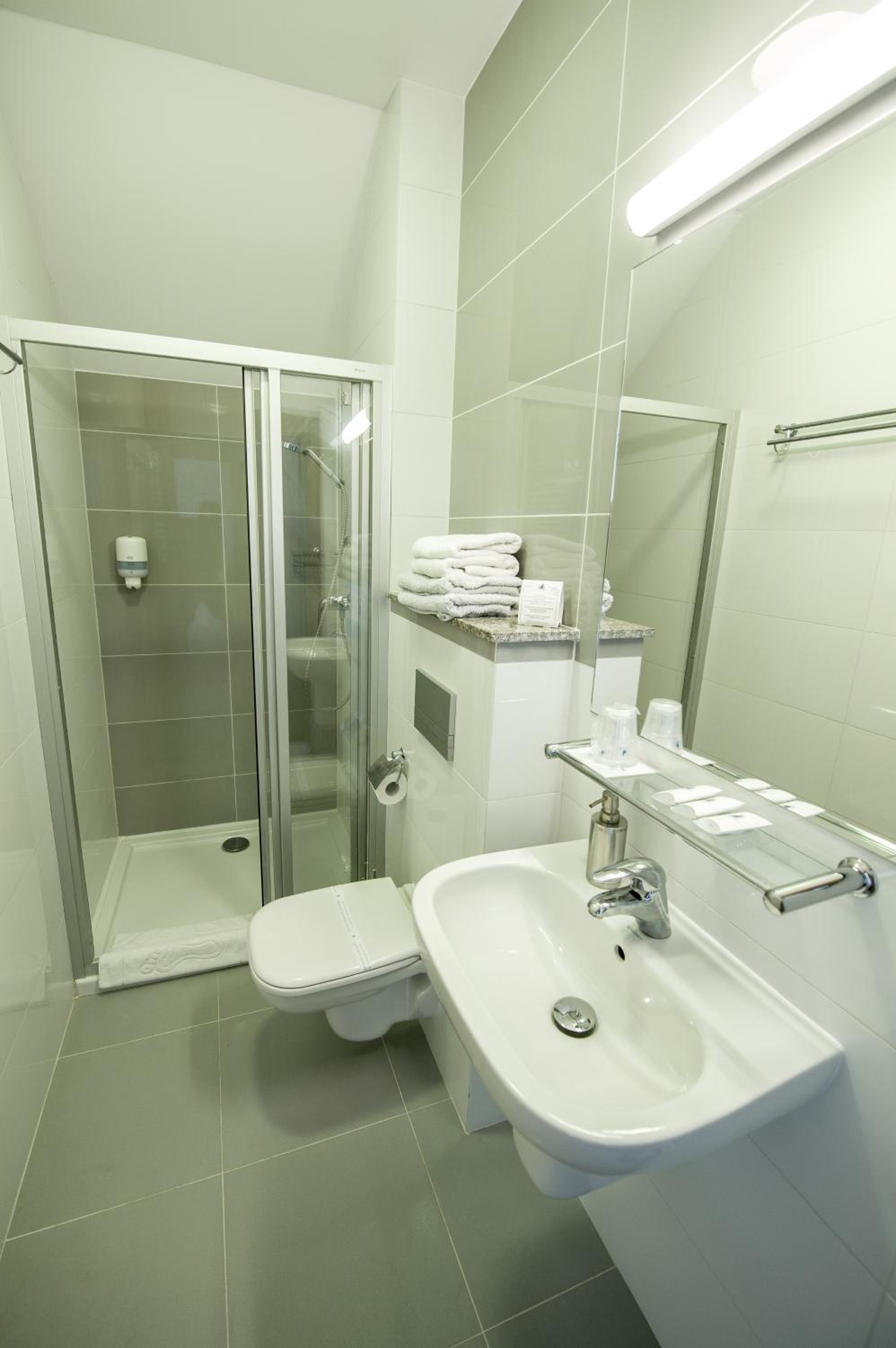 Standard Queen Room - Photo 6