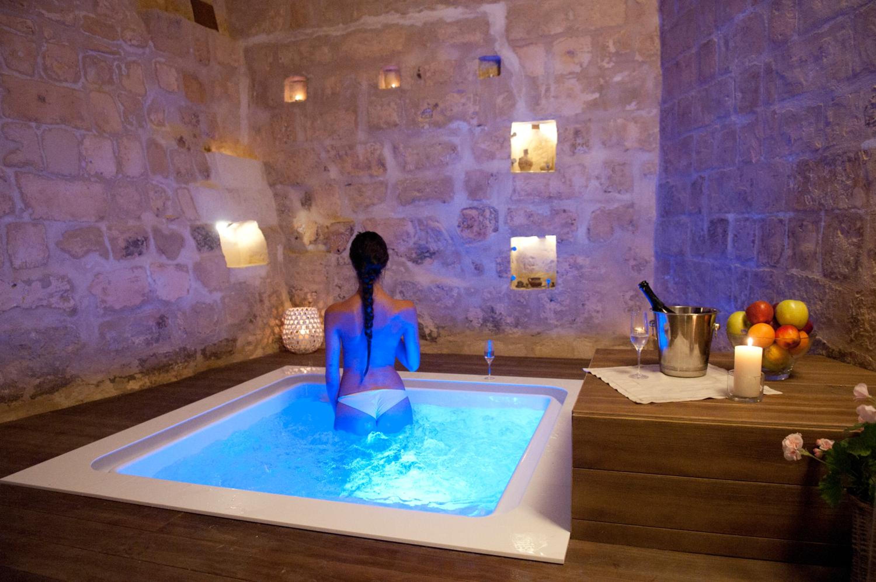 Suite with Hot Tub - Photo 4