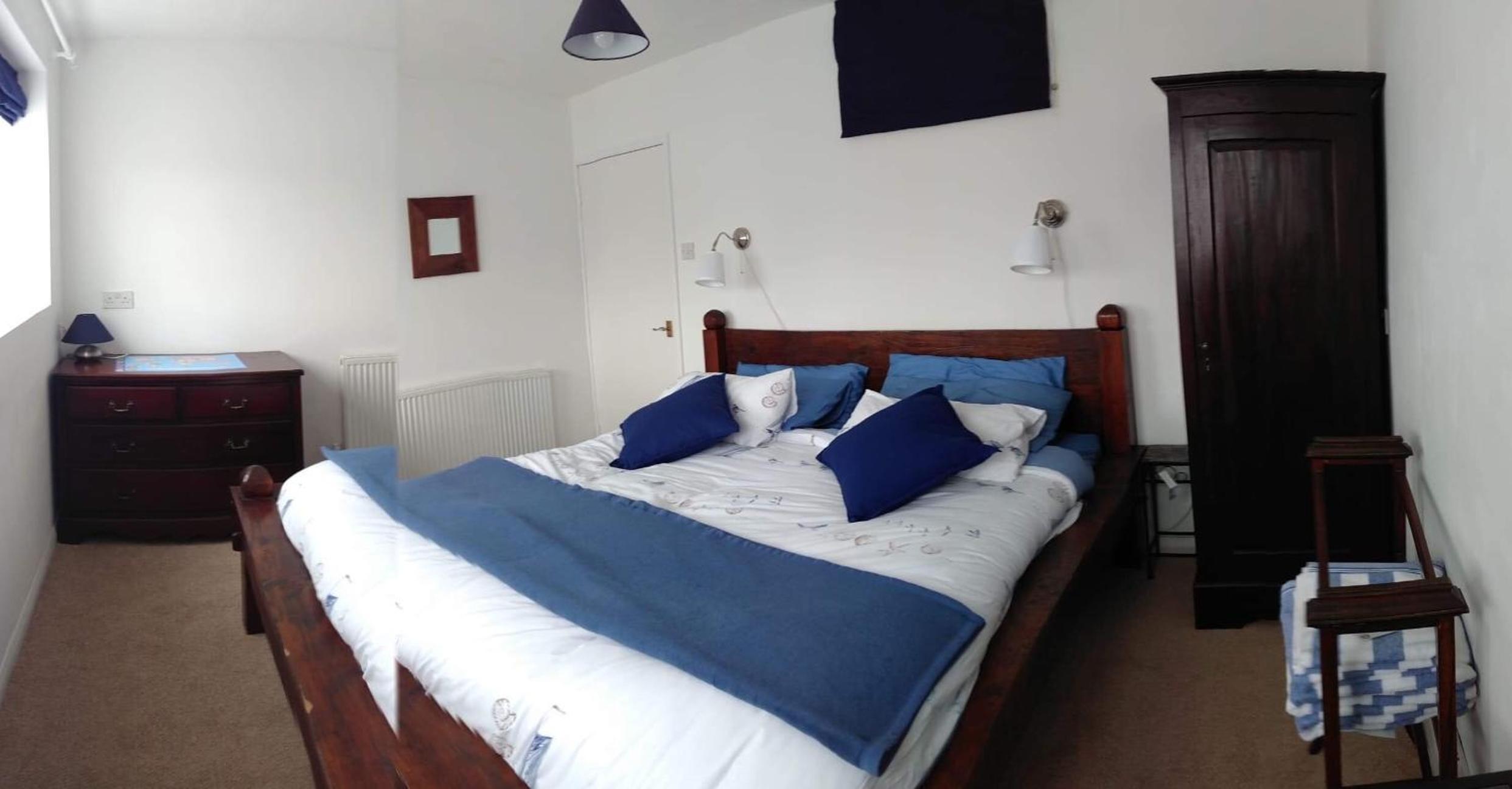 Five-Bedroom House photo 1