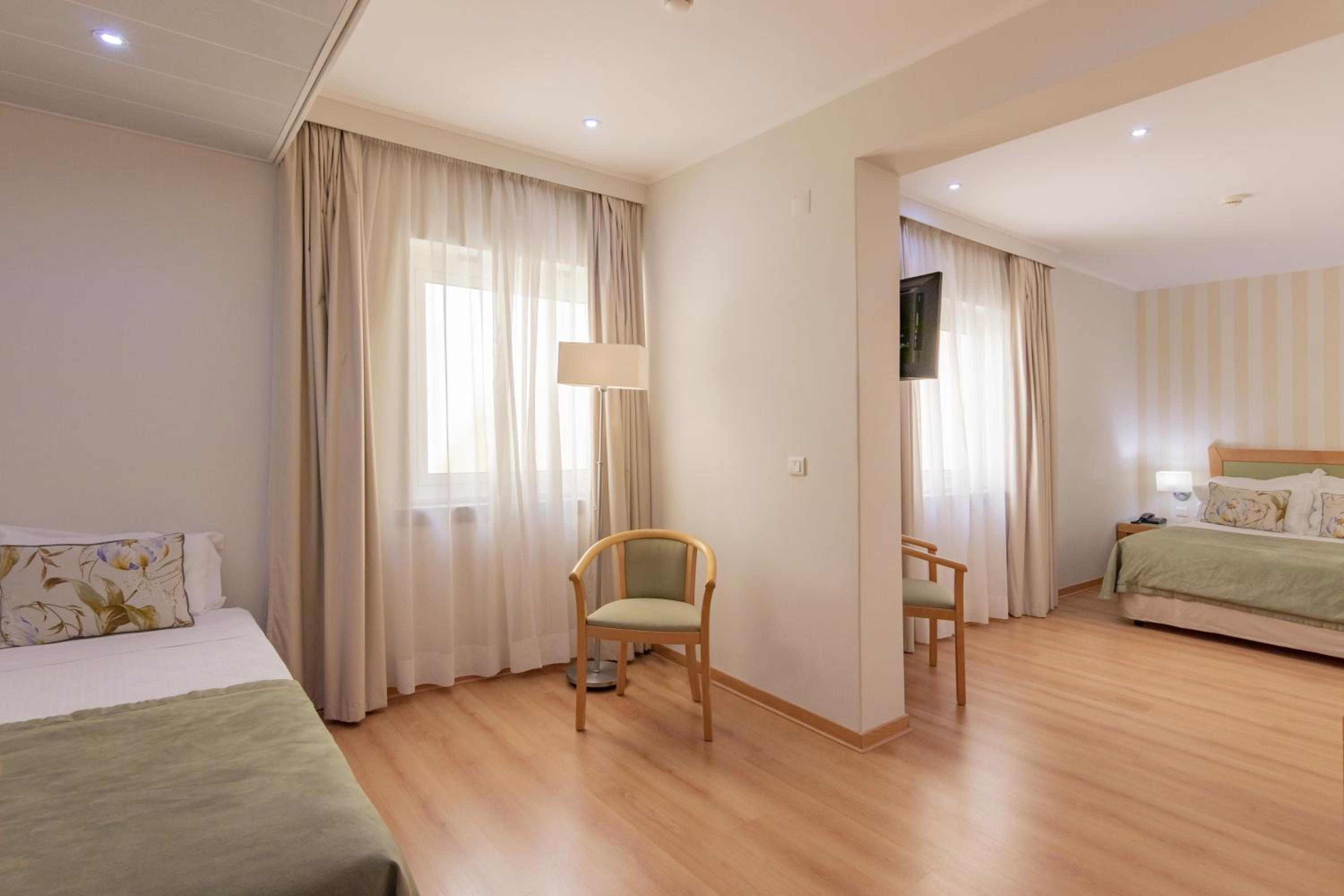 Double or Twin Room with Extra Bed - Photo 3