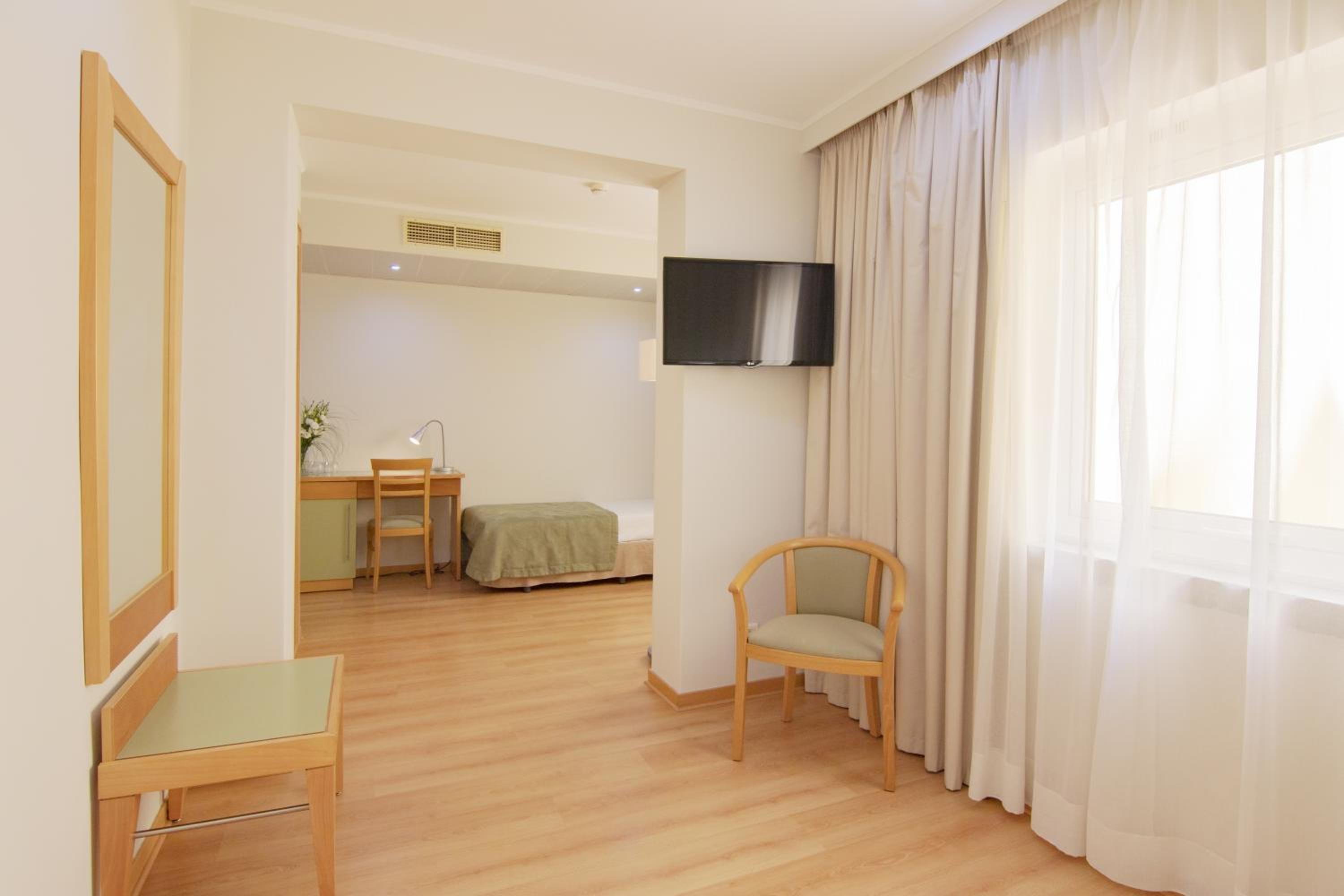 Double or Twin Room with Extra Bed - Photo 5