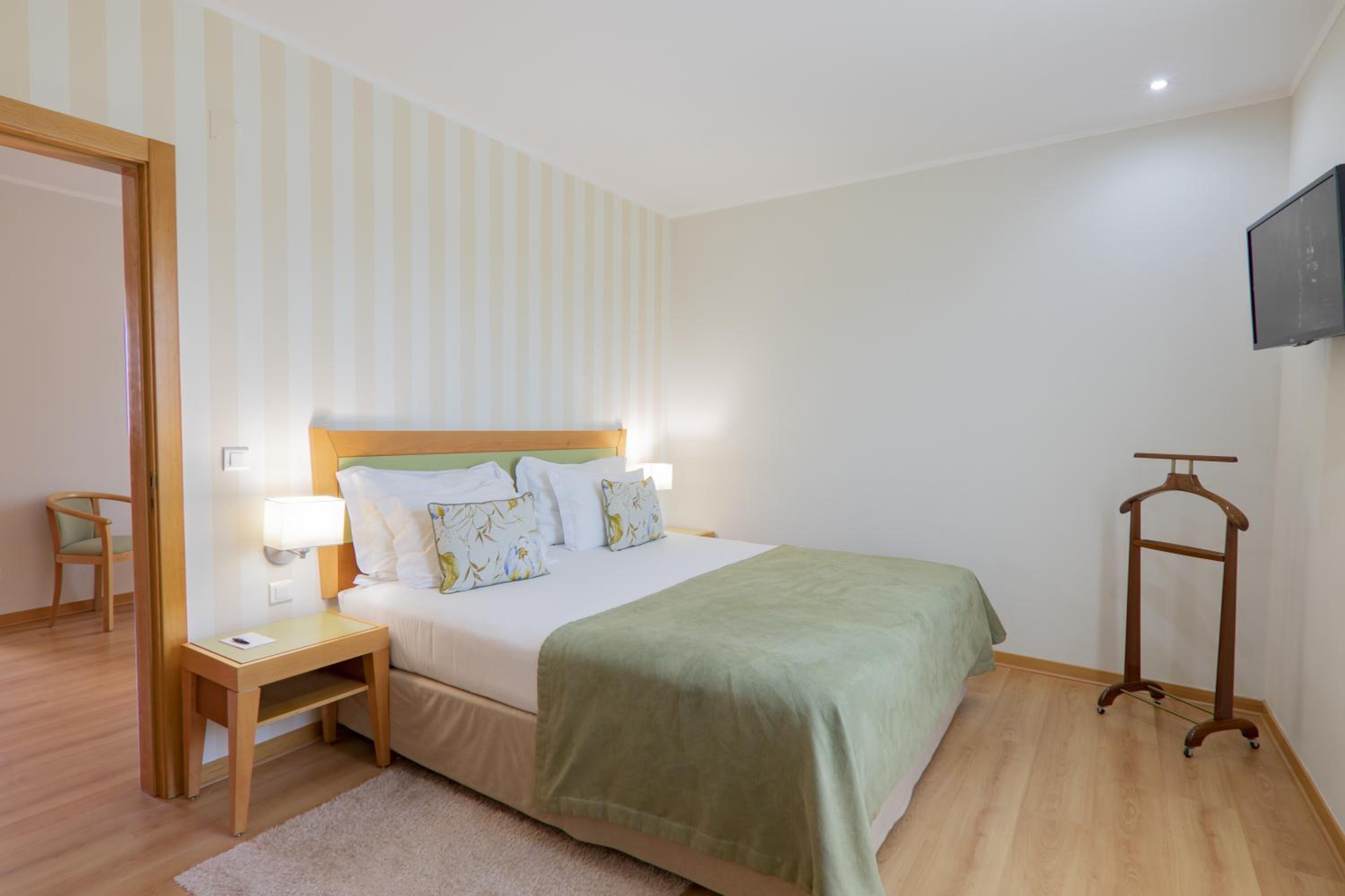 Suite with City View (2 adults + 2 children up to 12 years) - Photo 4