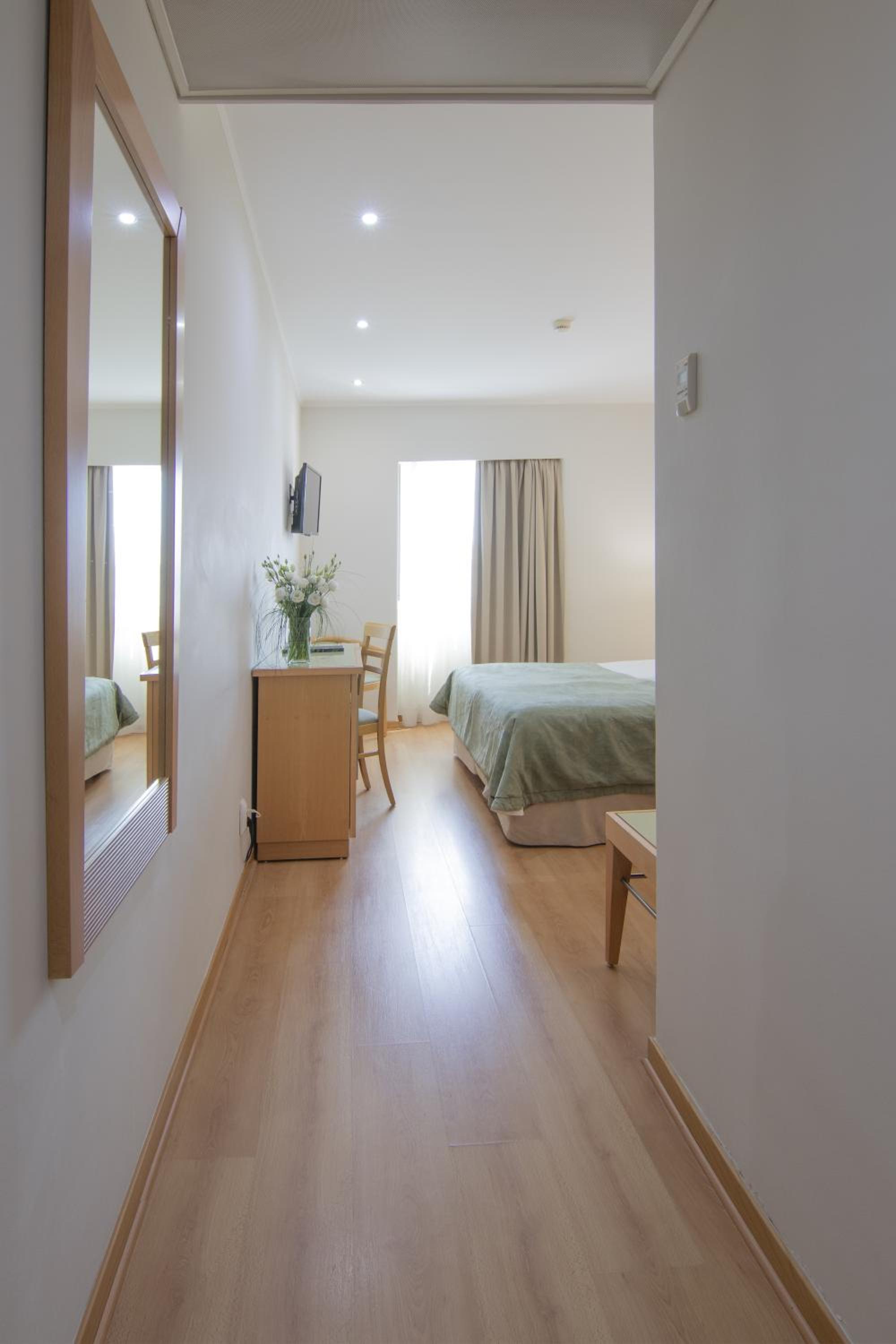 Standard Double or Twin Room - Photo 3
