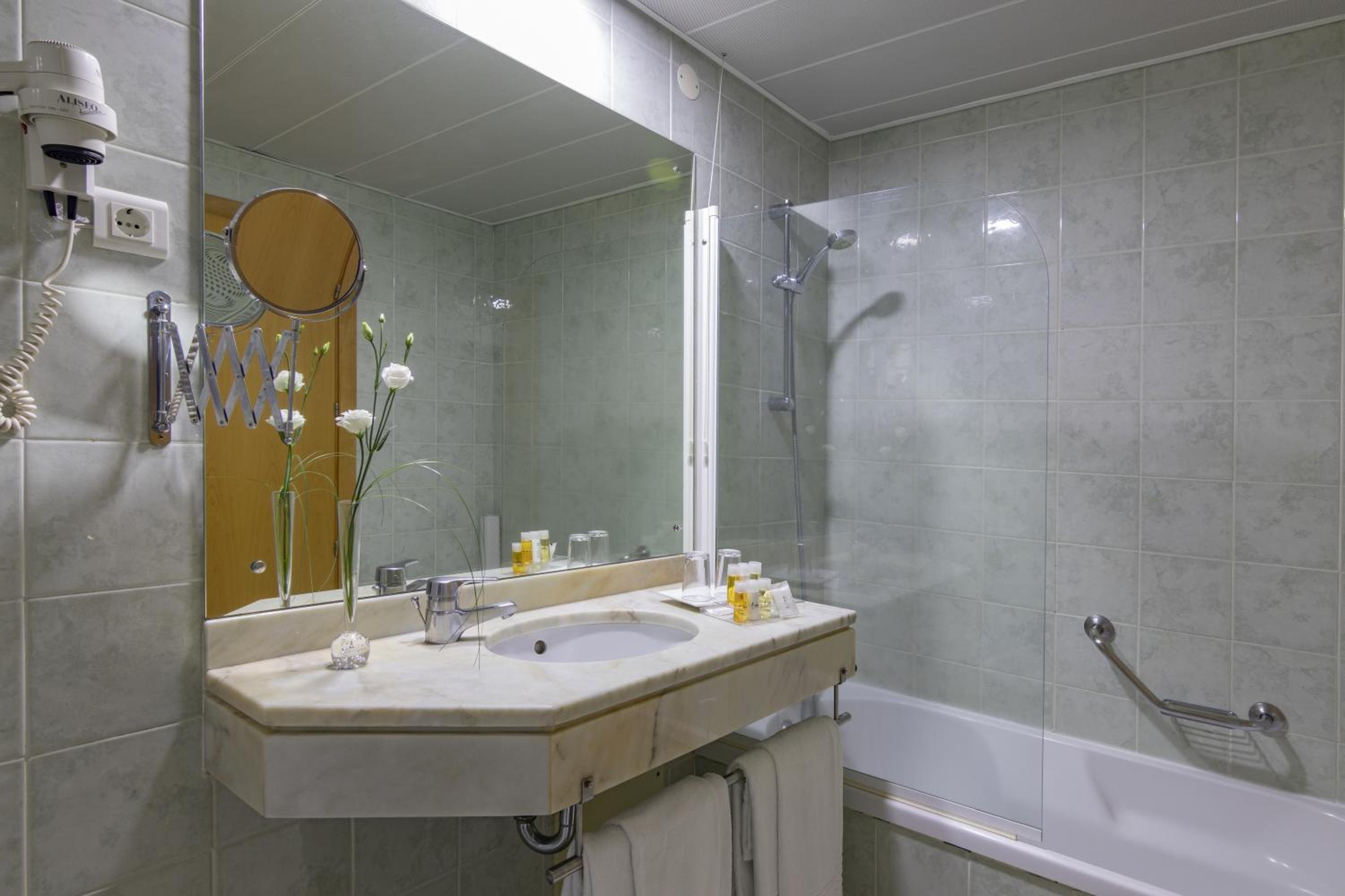 Standard Double or Twin Room - Photo 6
