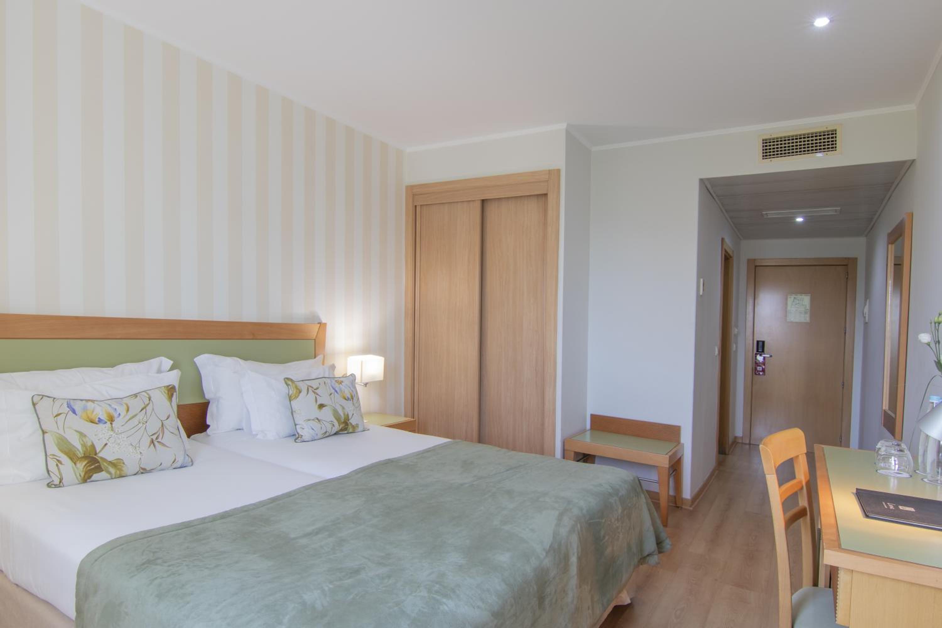 Standard Double or Twin Room - Photo 4