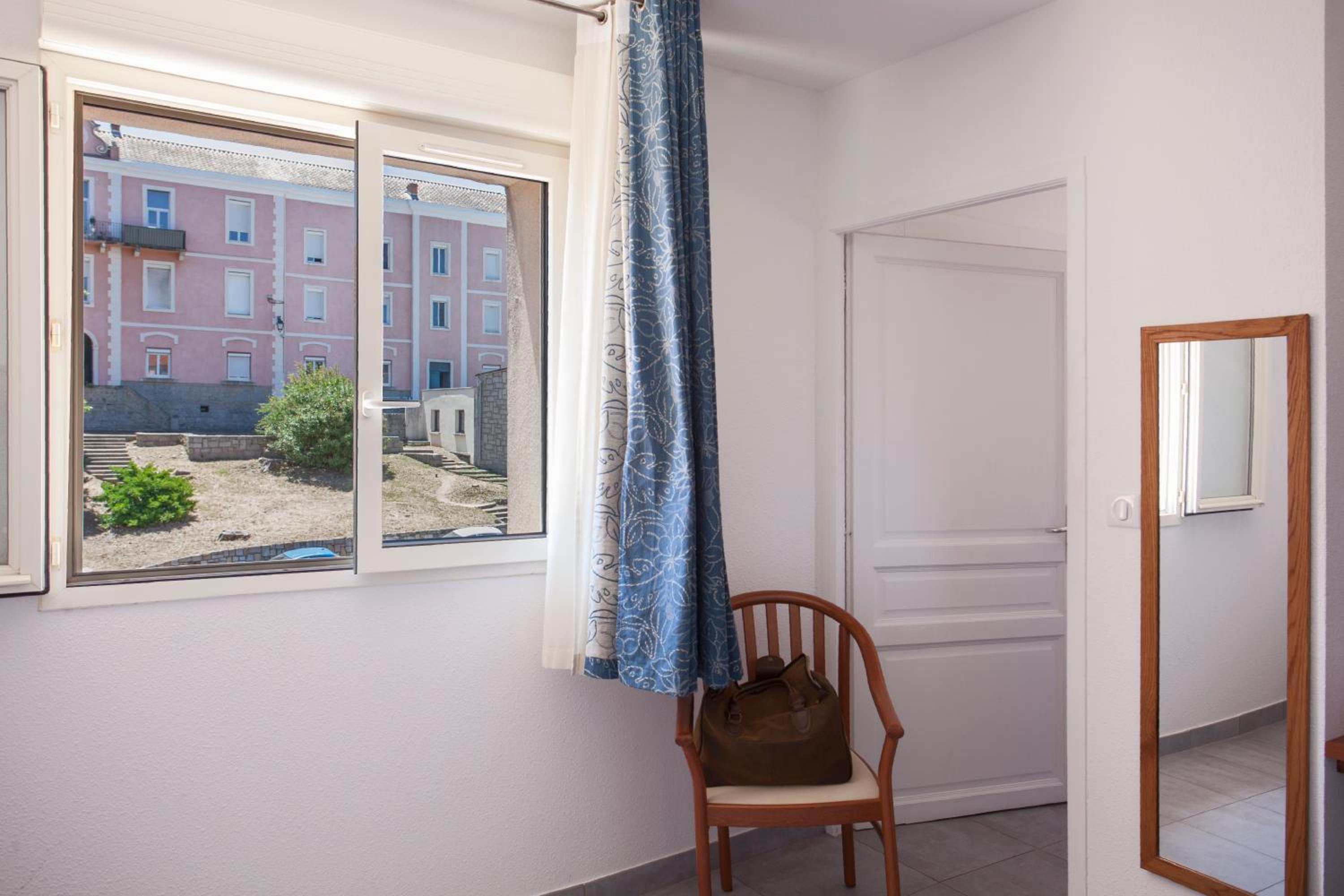Double Room with Street View - Disability Access - Photo 5