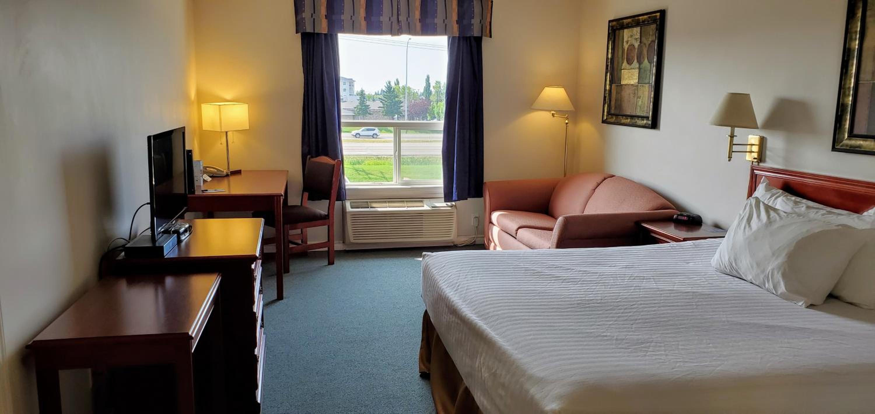 Deluxe King Room - Non-Smoking - Photo 1