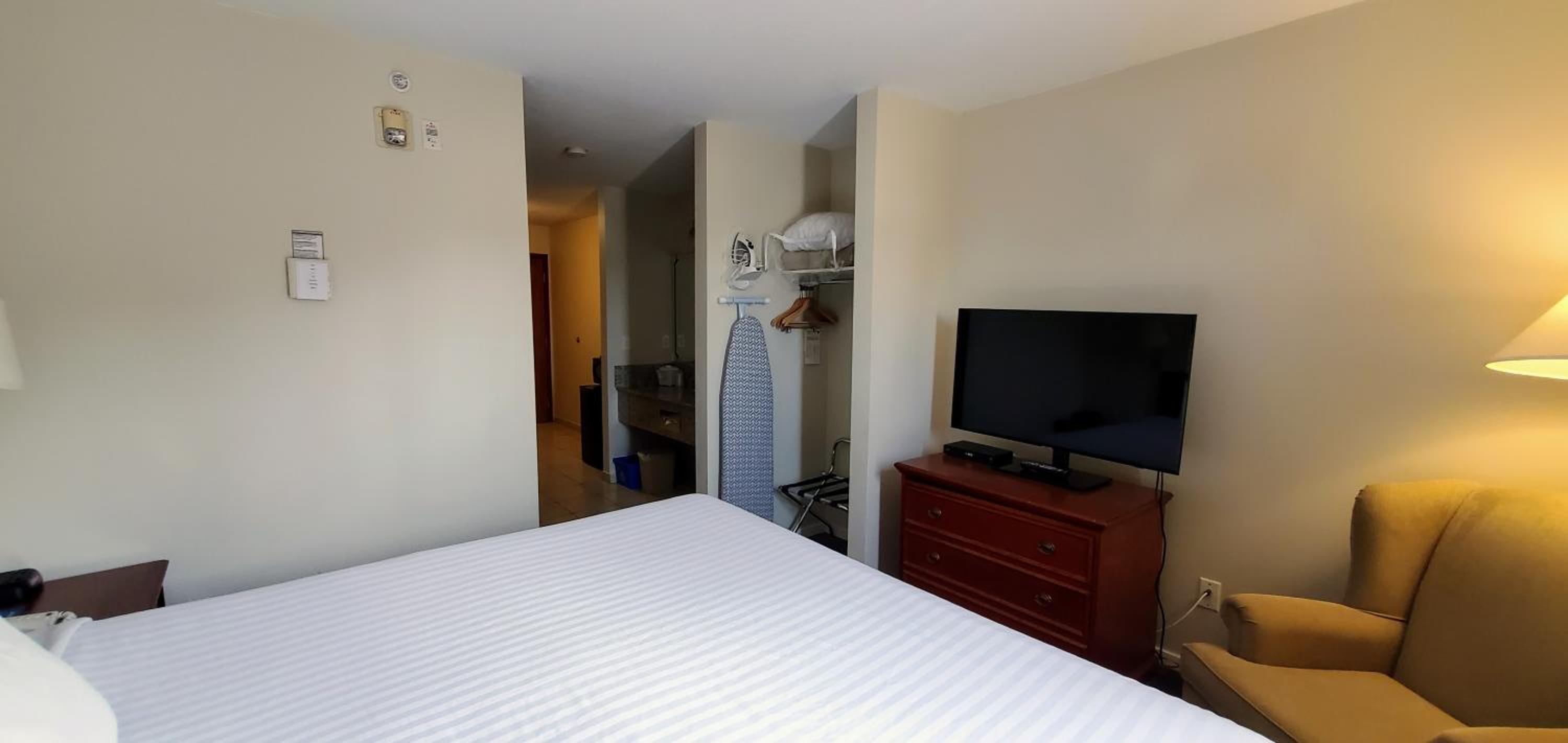 Deluxe King Suite - Photo 2