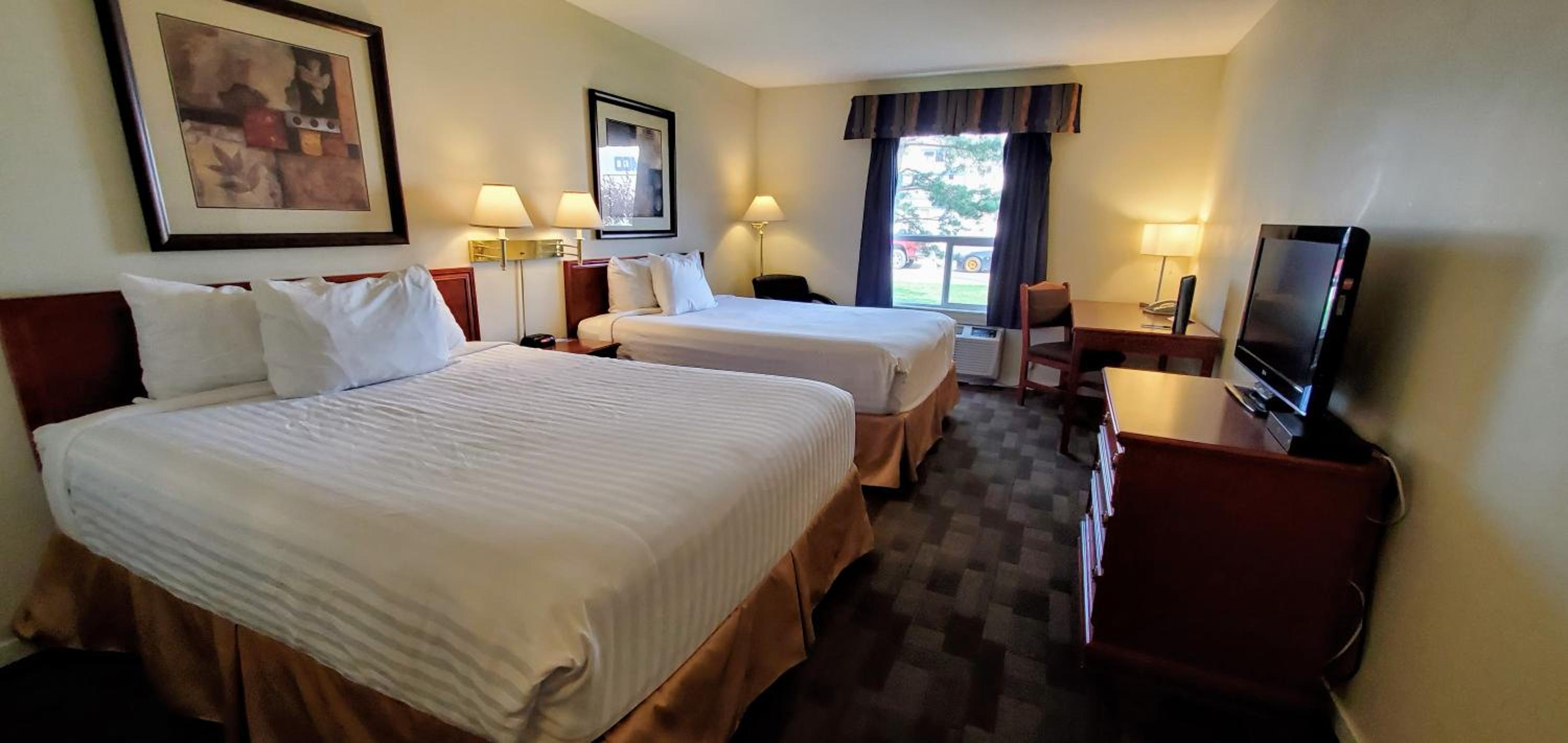 Queen Room with Two Queen Beds - Non-Smoking - Photo 1