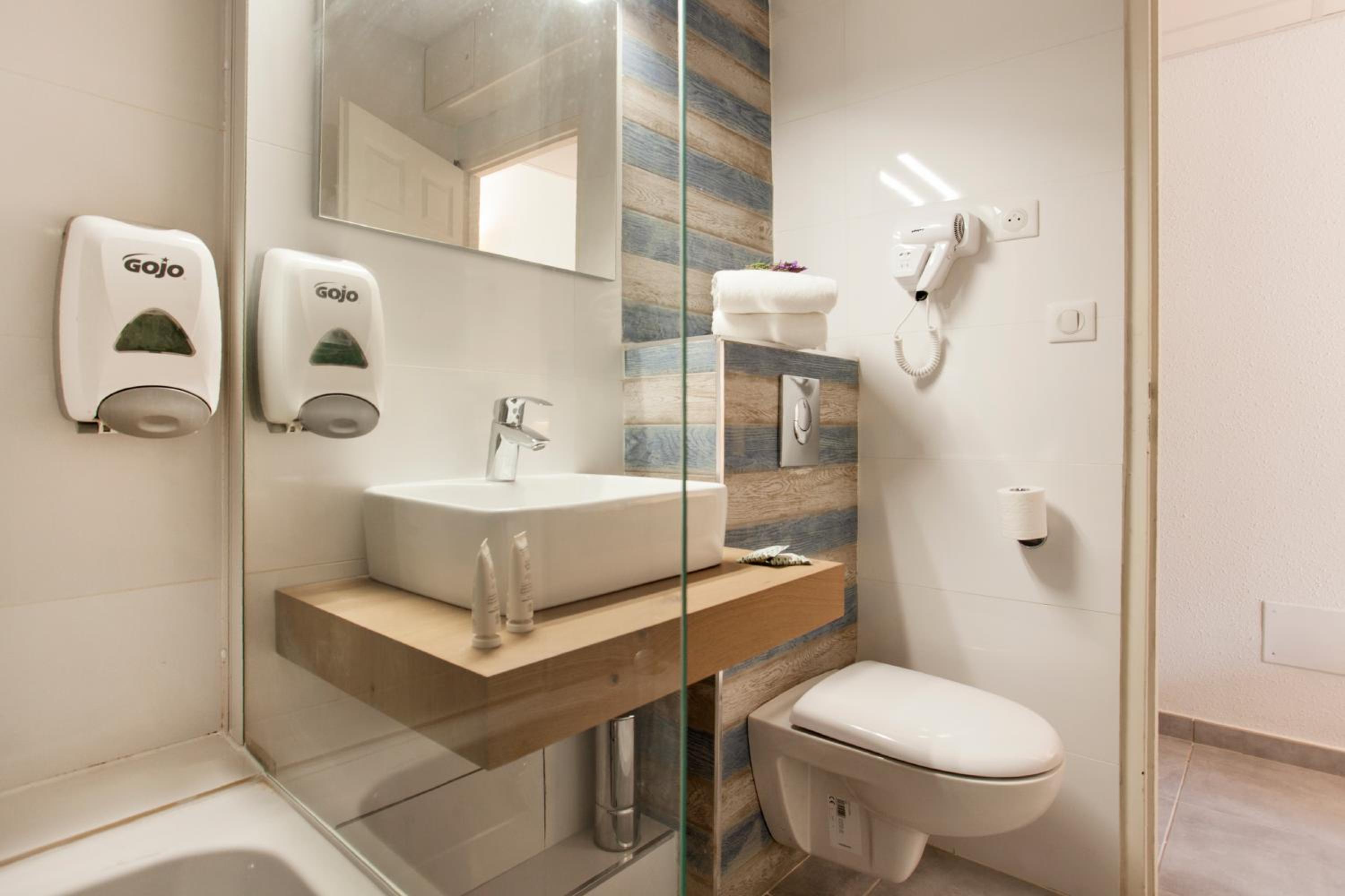 Double Room with Street View - Photo 4