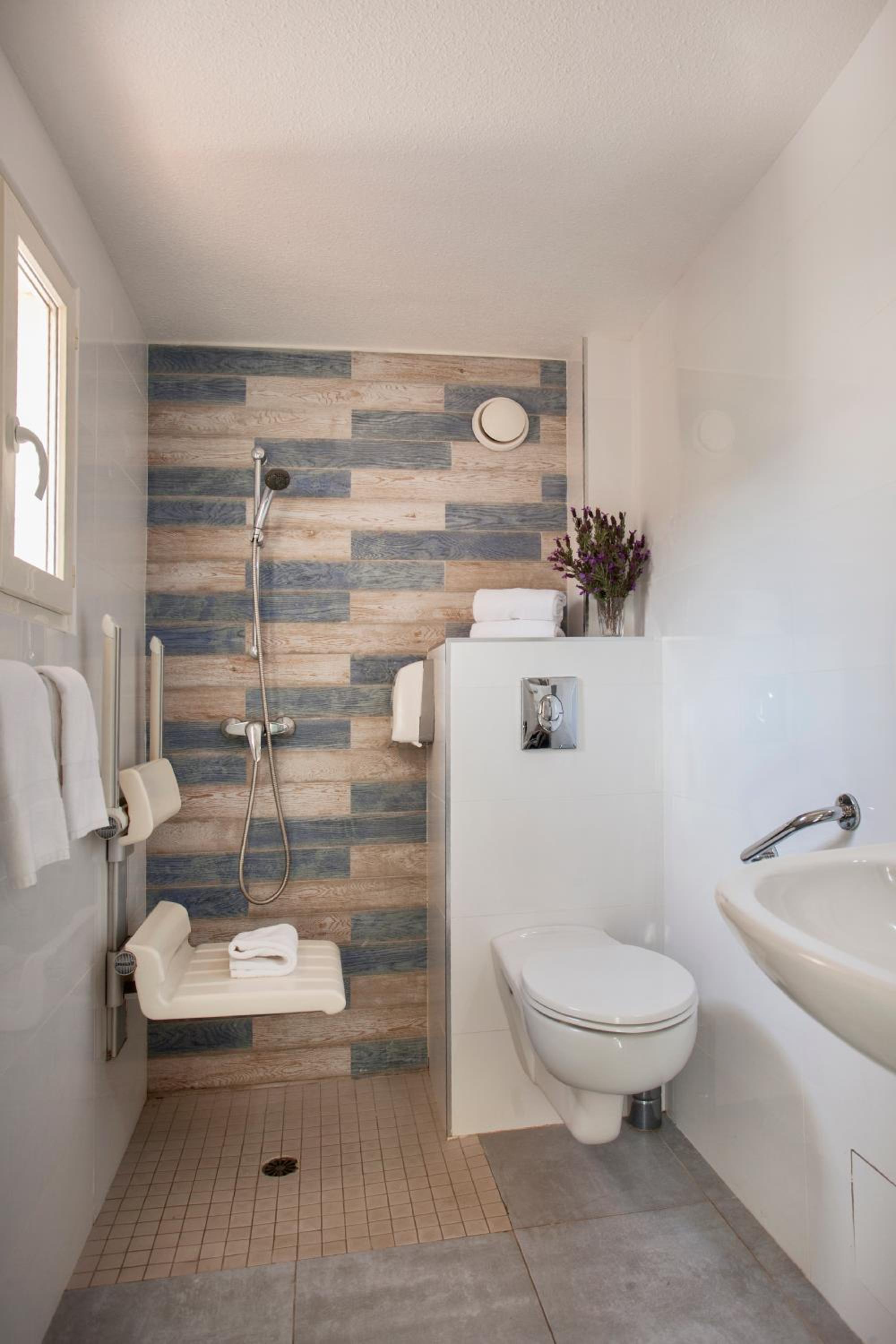 Double Room with Street View - Disability Access - Photo 4