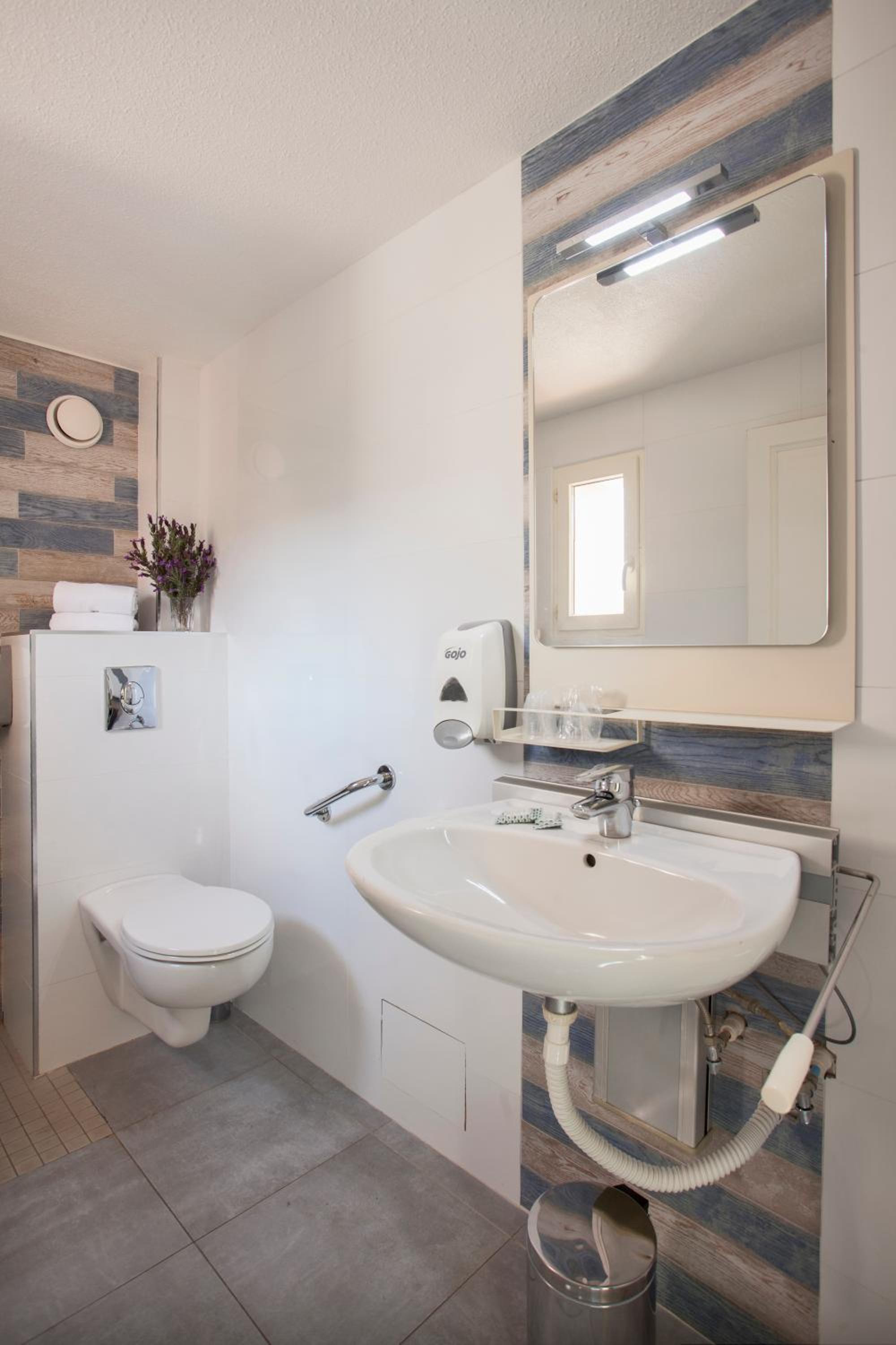 Double Room with Street View - Disability Access - Photo 3