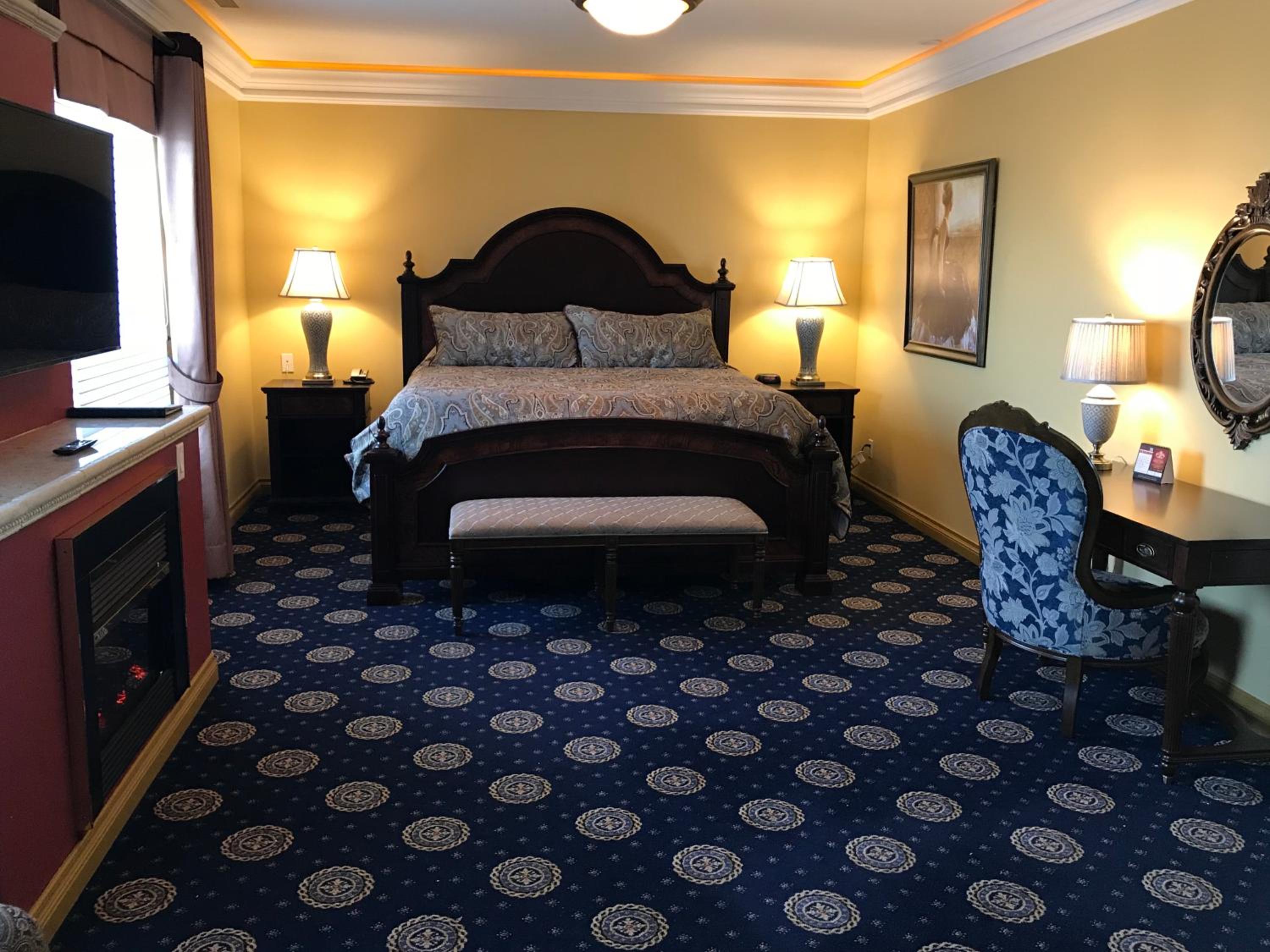 King Room with Fireplace & Spa Bath