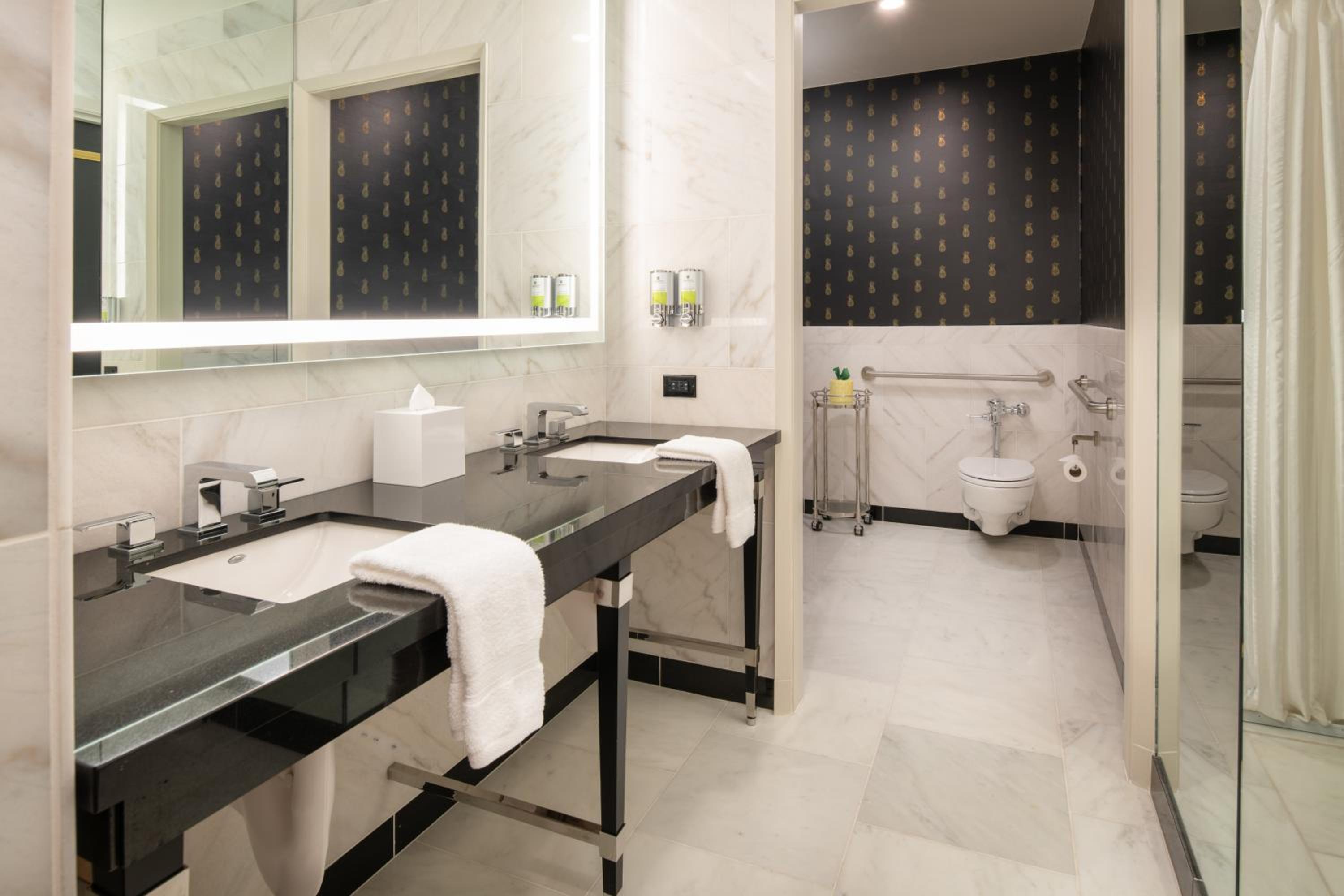 Persona Queen Mobility Accessible w/Roll-in Shower & Comm. Features - Photo 2