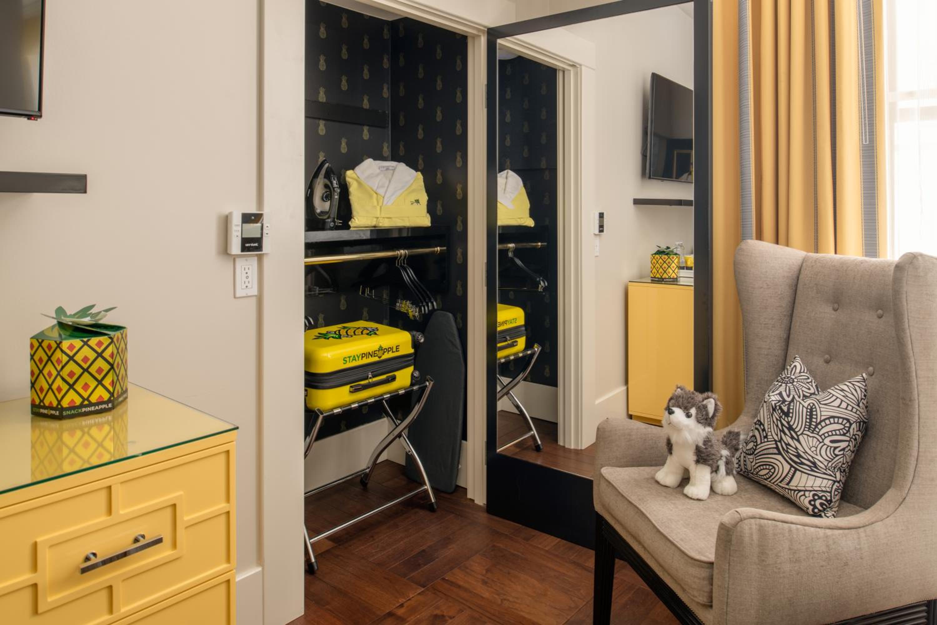 Persona Queen Mobility Accessible w/Roll-in Shower & Comm. Features - Photo 5