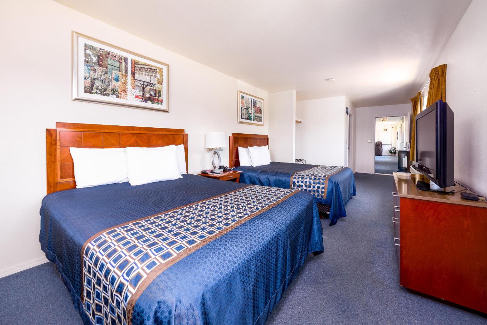 Queen Room with Two Queen Beds photo 1