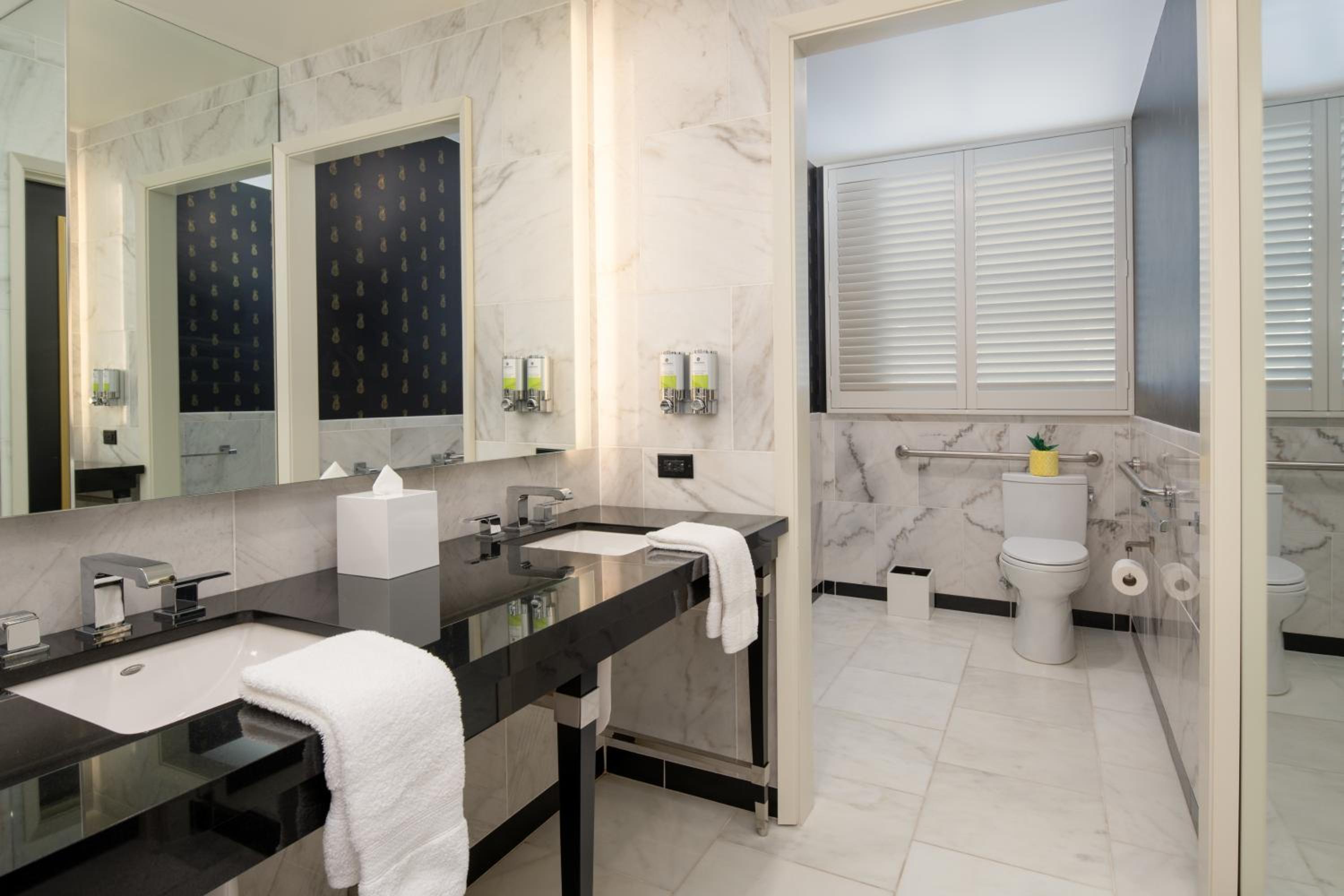 Starlet Queen Mobility Accessible w/Roll-in Shower & Comm. Features - Photo 2