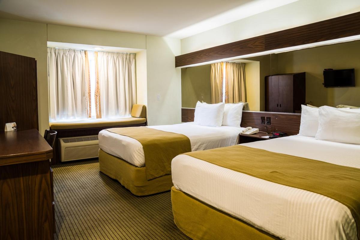 Queen Room with Two Queen Beds - Non-Smoking - Photo 9
