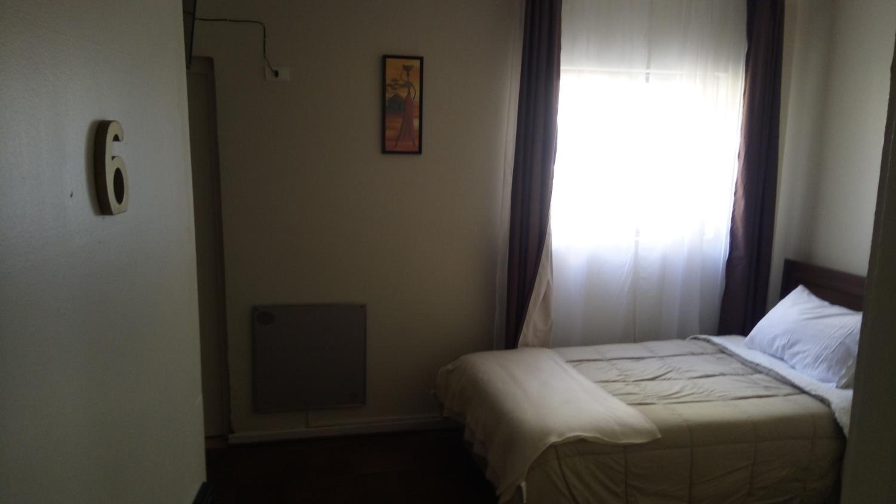 Twin Room with Private Bathroom photo 2