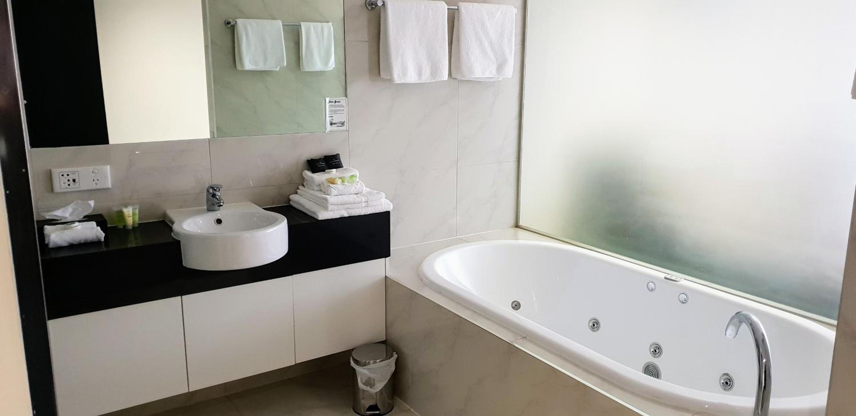 Suite with Spa Bath photo 3