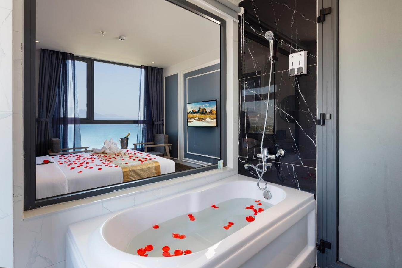 Suite with Sea View - Photo 6