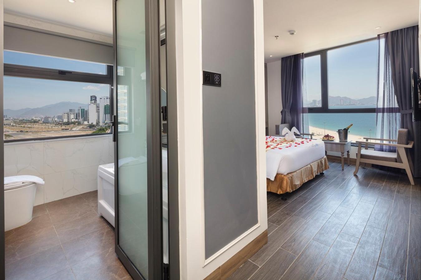 Suite with Sea View - Photo 12