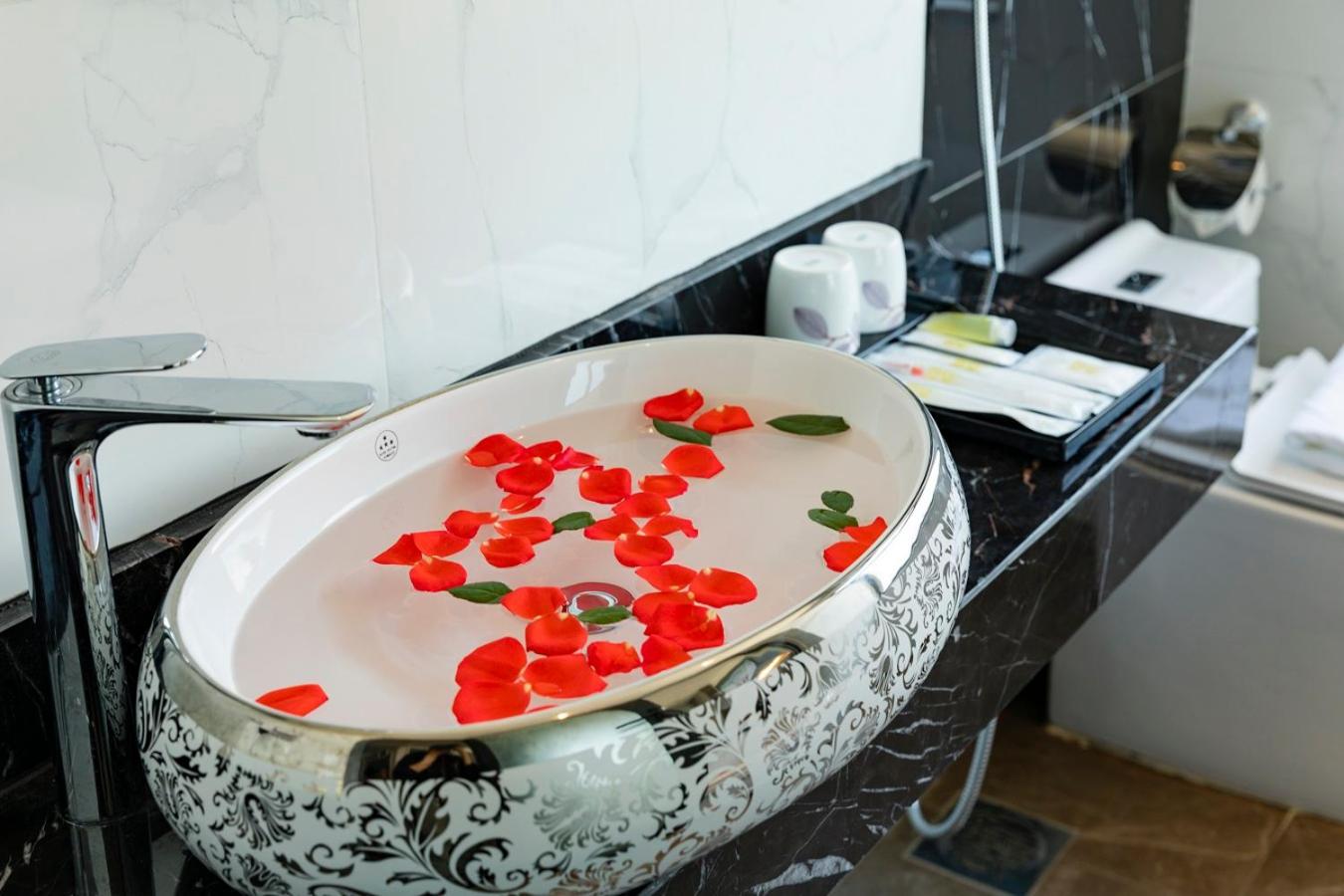 Suite with Sea View - Photo 8