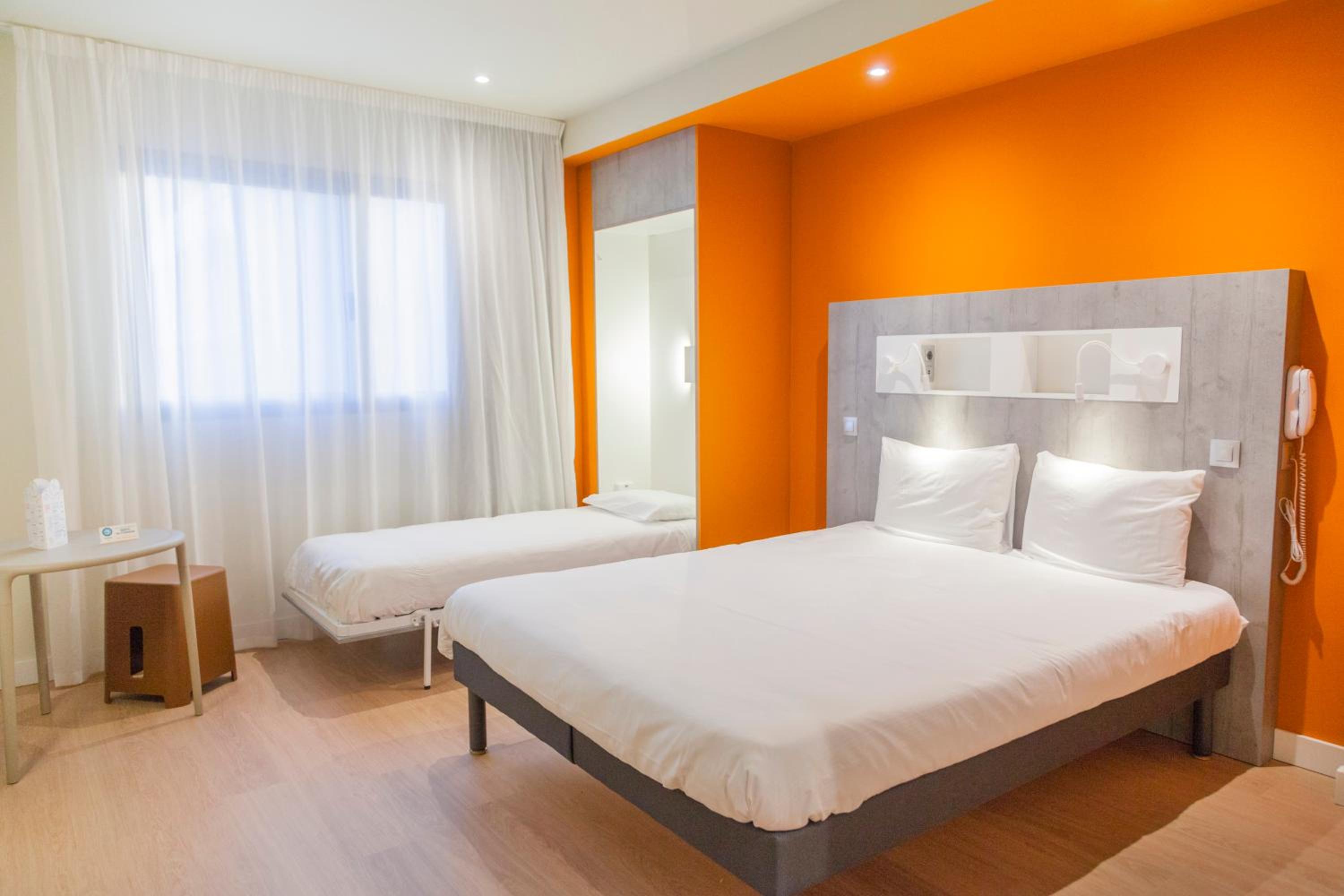 Triple Room with One Double and One Single Bed photo 2