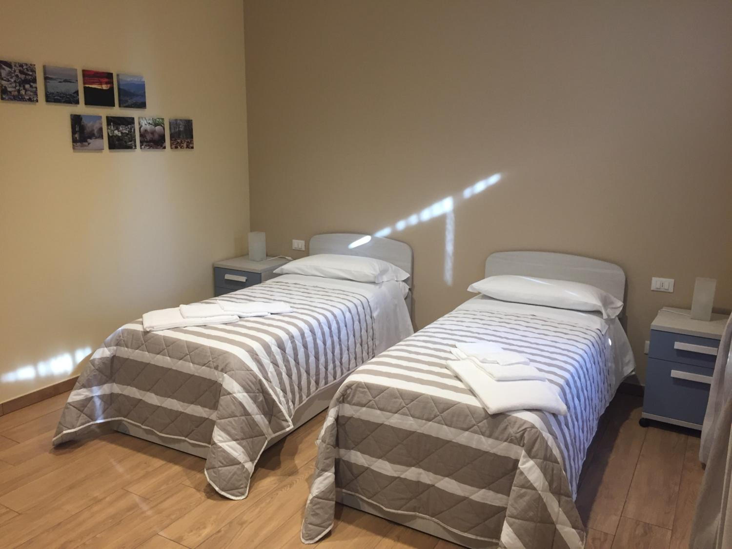 Quadruple Room with Private Bathroom - Photo 3