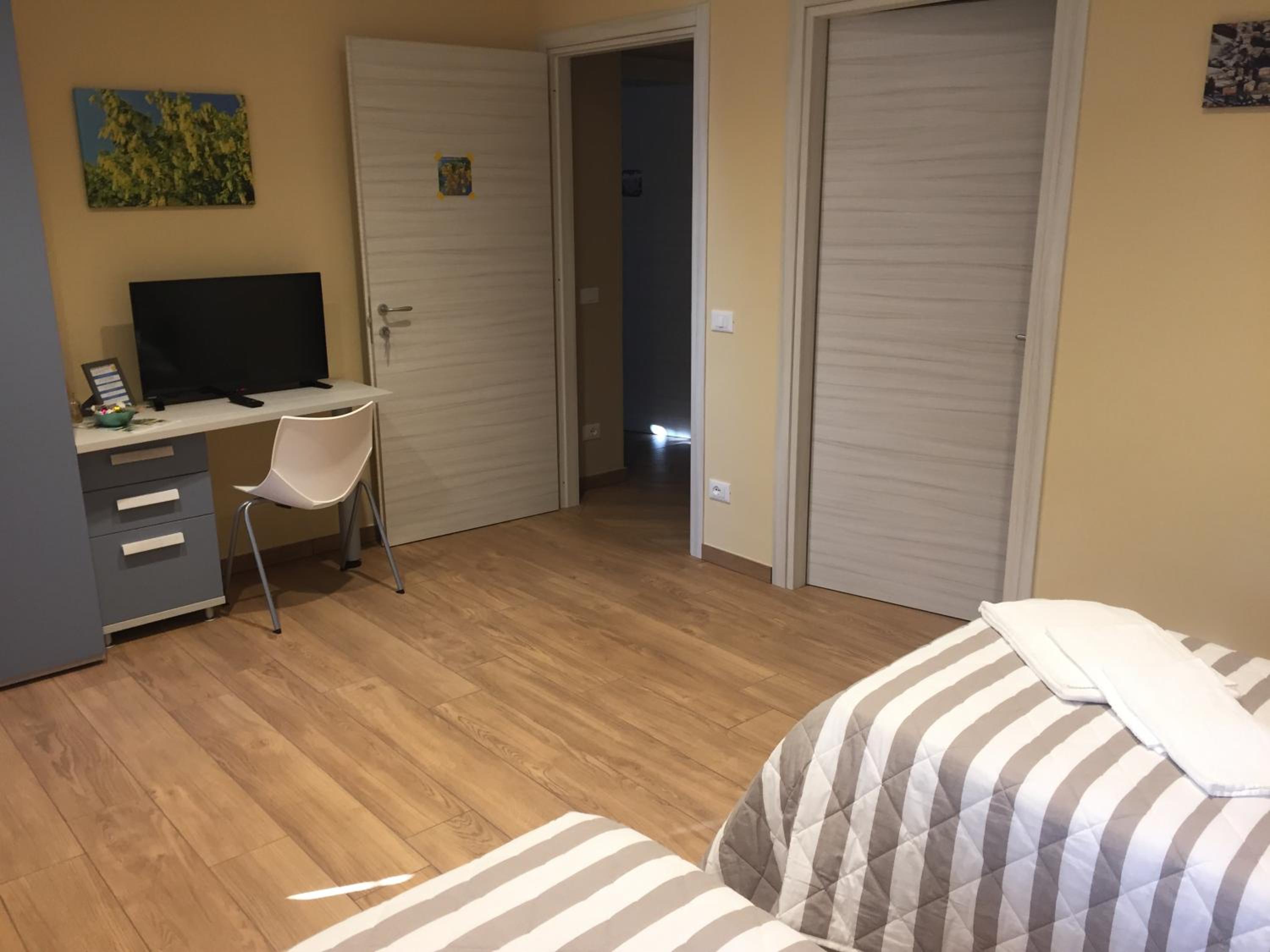 Quadruple Room with Private Bathroom - Photo 4