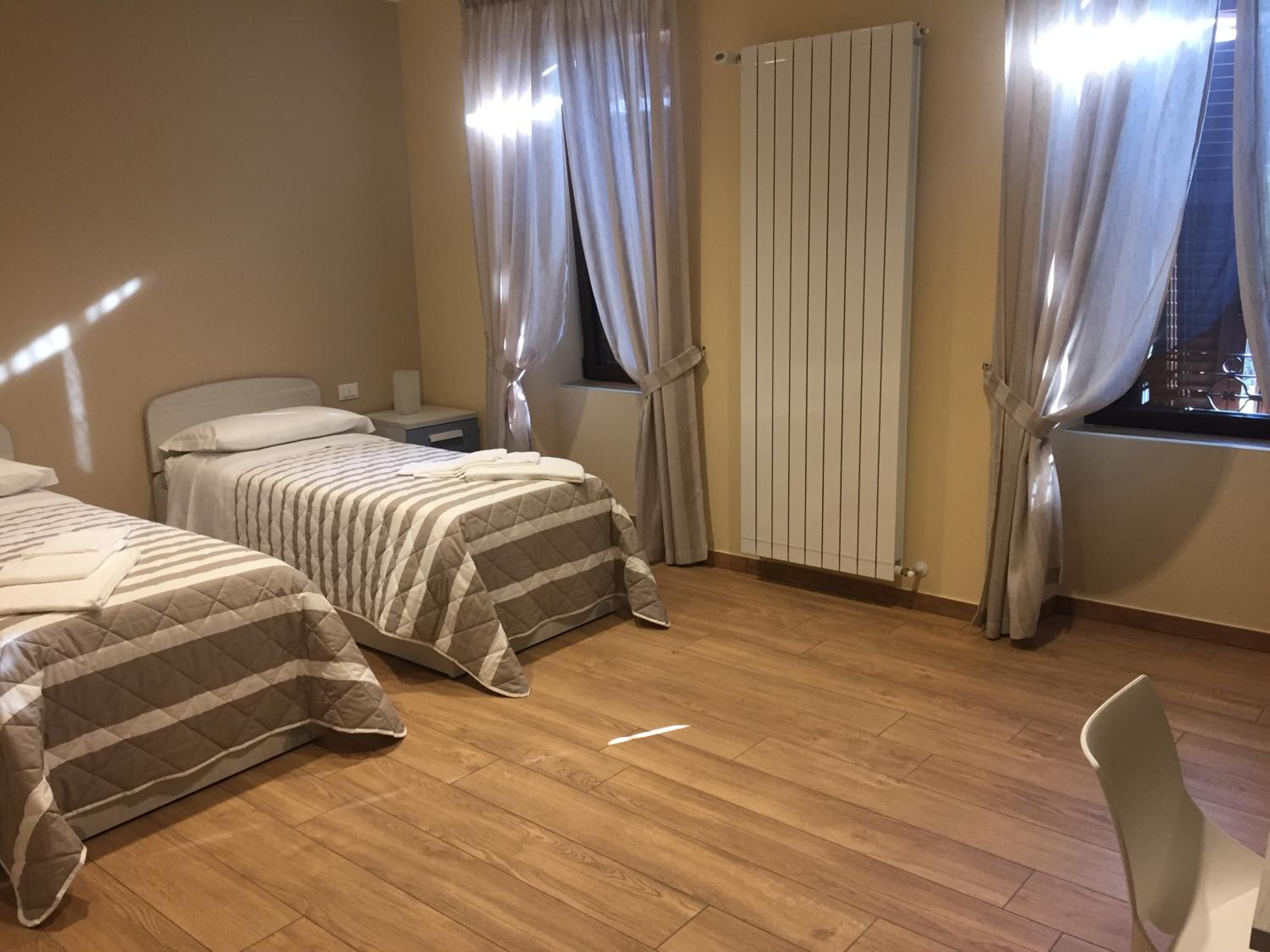 Quadruple Room with Private Bathroom - Photo 5