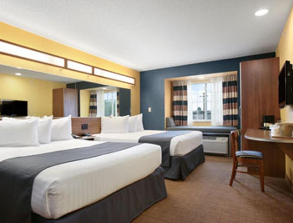 Queen Room with Two Queen Beds - Non-Smoking - Photo 1