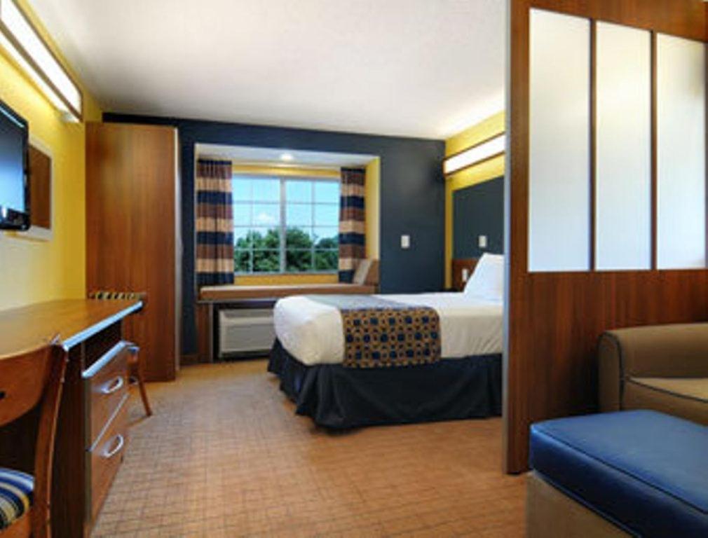 Studio Suite with 1 Queen Bed Non-Smoking - Photo 1