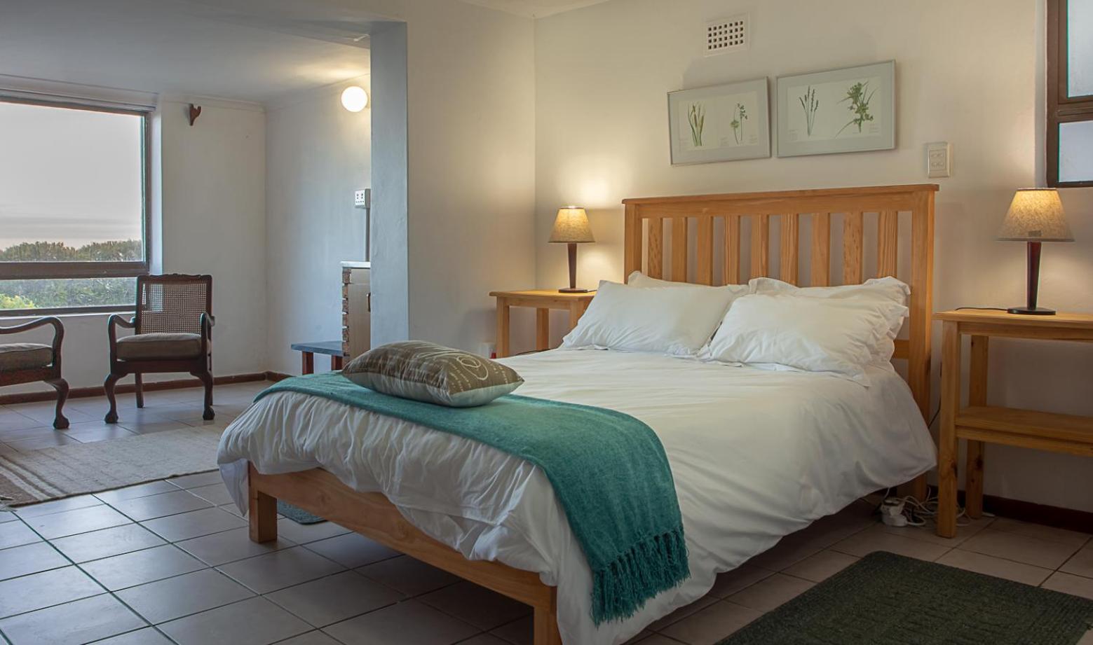 Six-Bedroom House - Photo 11