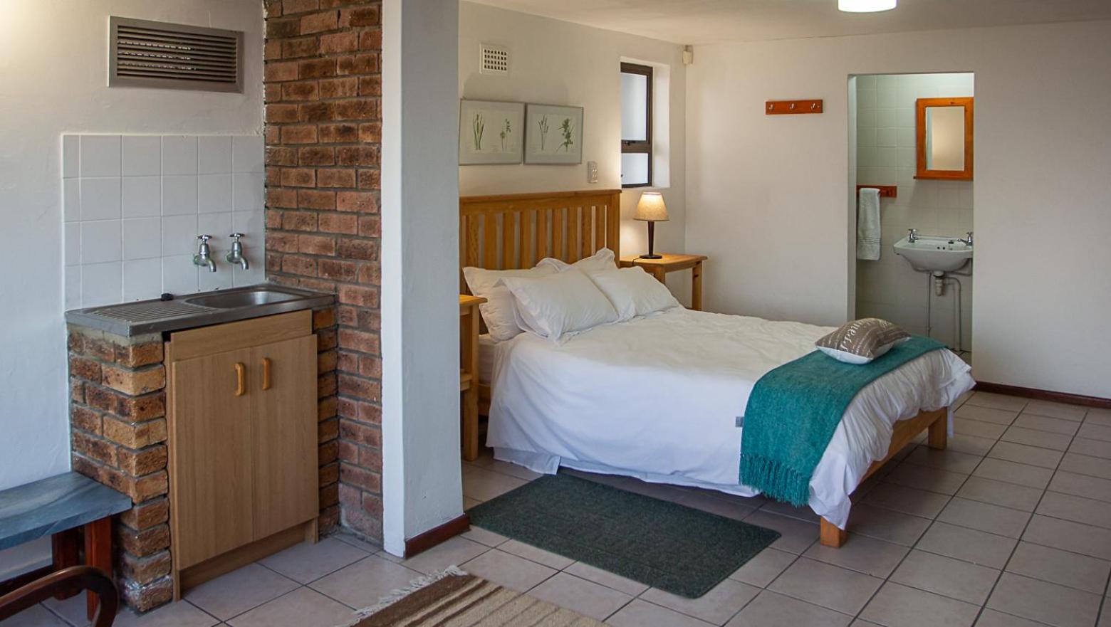 Six-Bedroom House - Photo 10