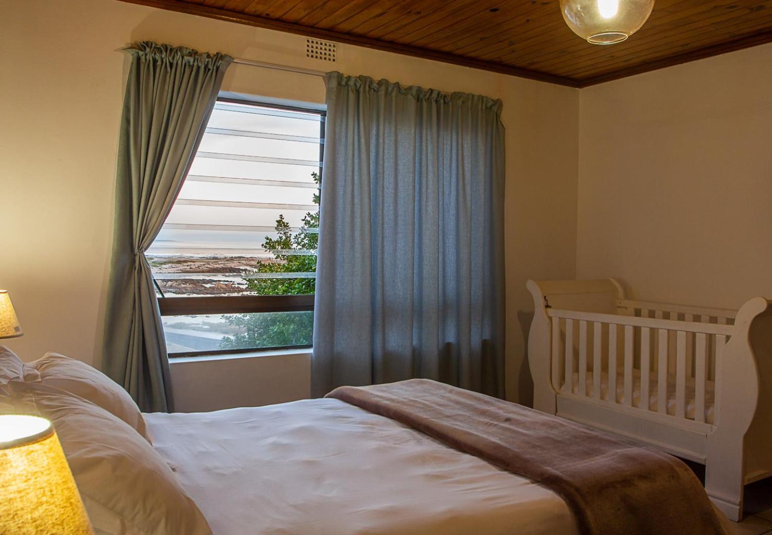 Six-Bedroom House - Photo 9
