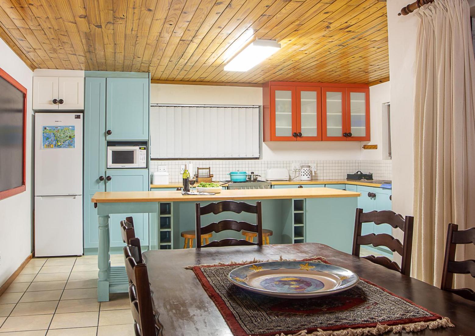 Six-Bedroom House - Photo 37