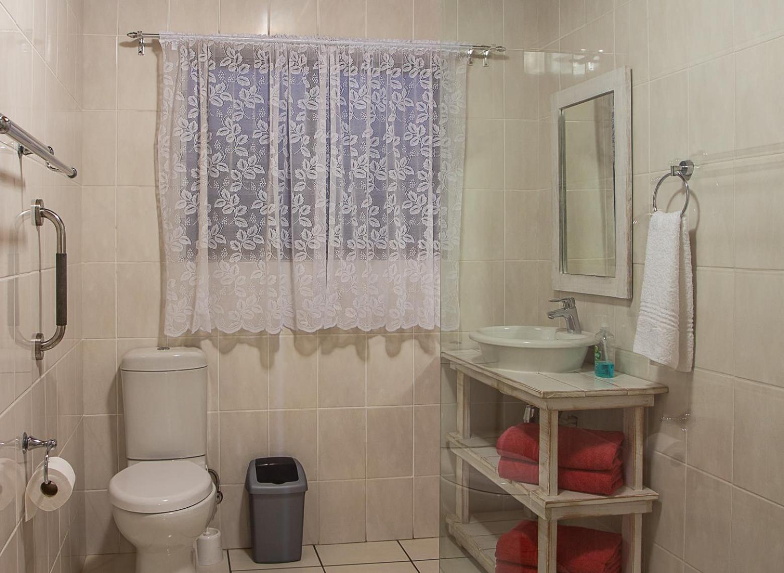 Six-Bedroom House - Photo 35