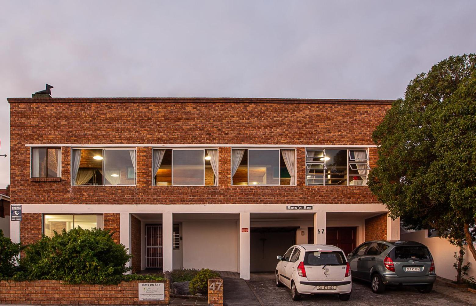Six-Bedroom House - Photo 32