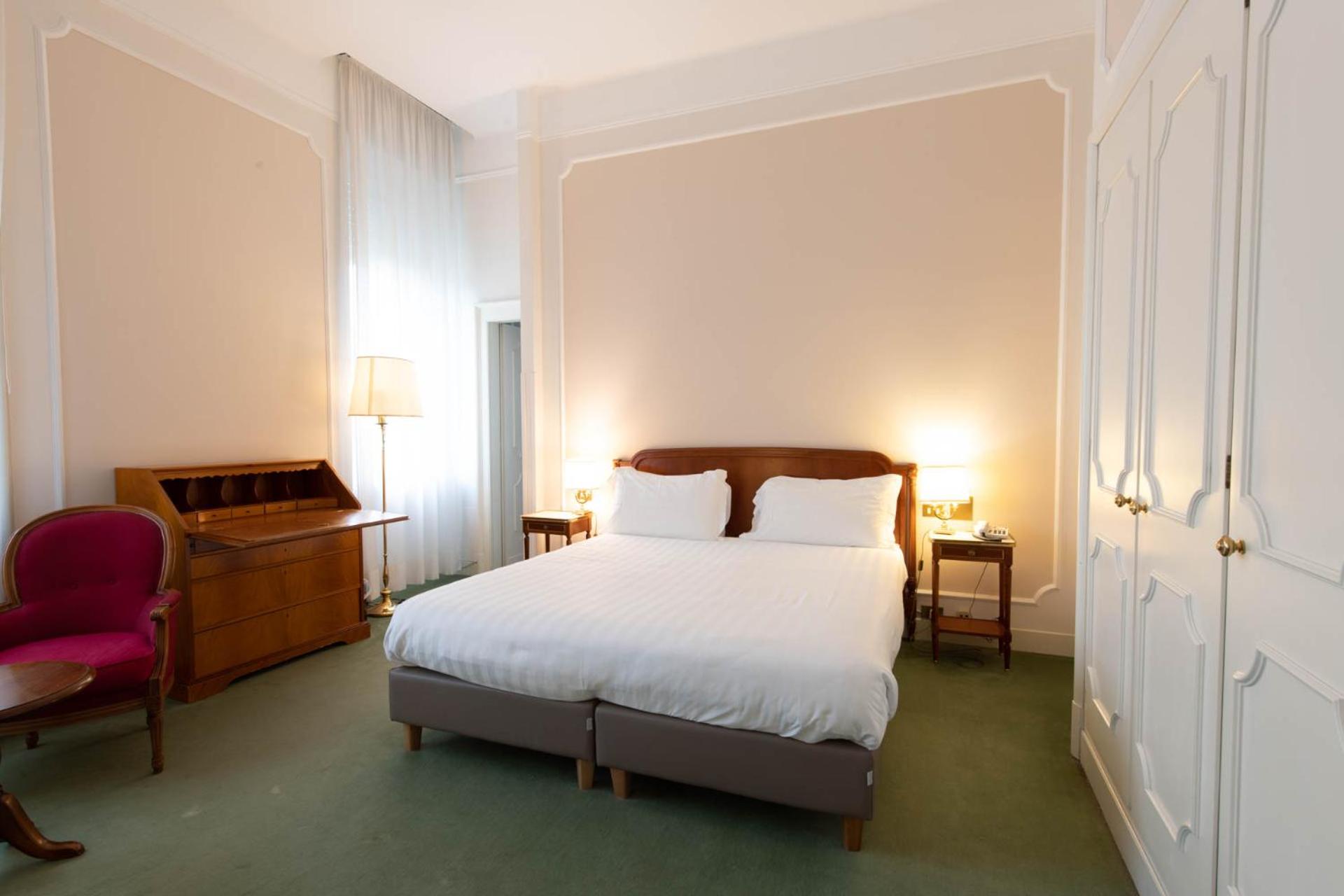 Double Room with Lake View - Photo 8
