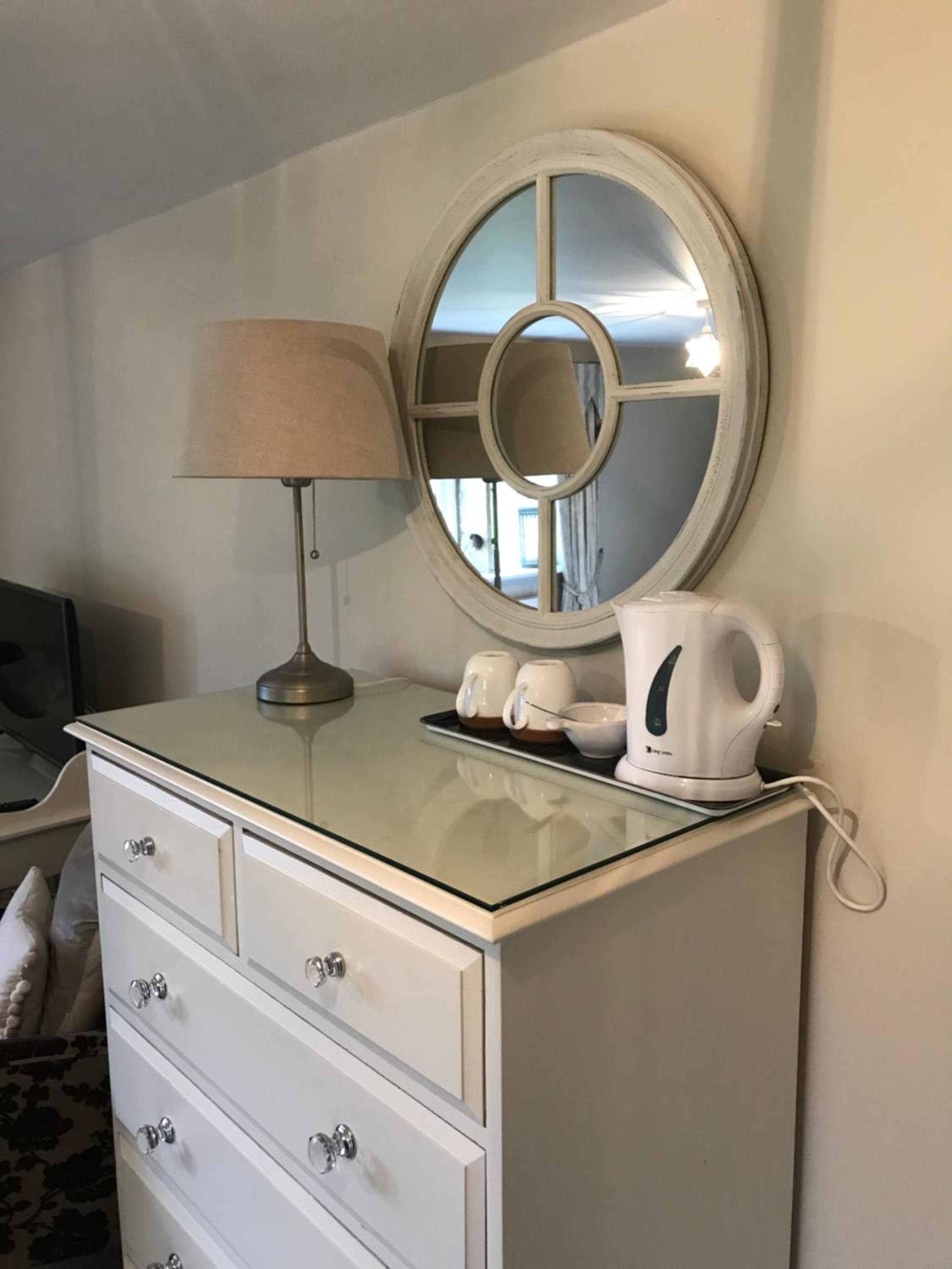 Deluxe King Room - Photo 7