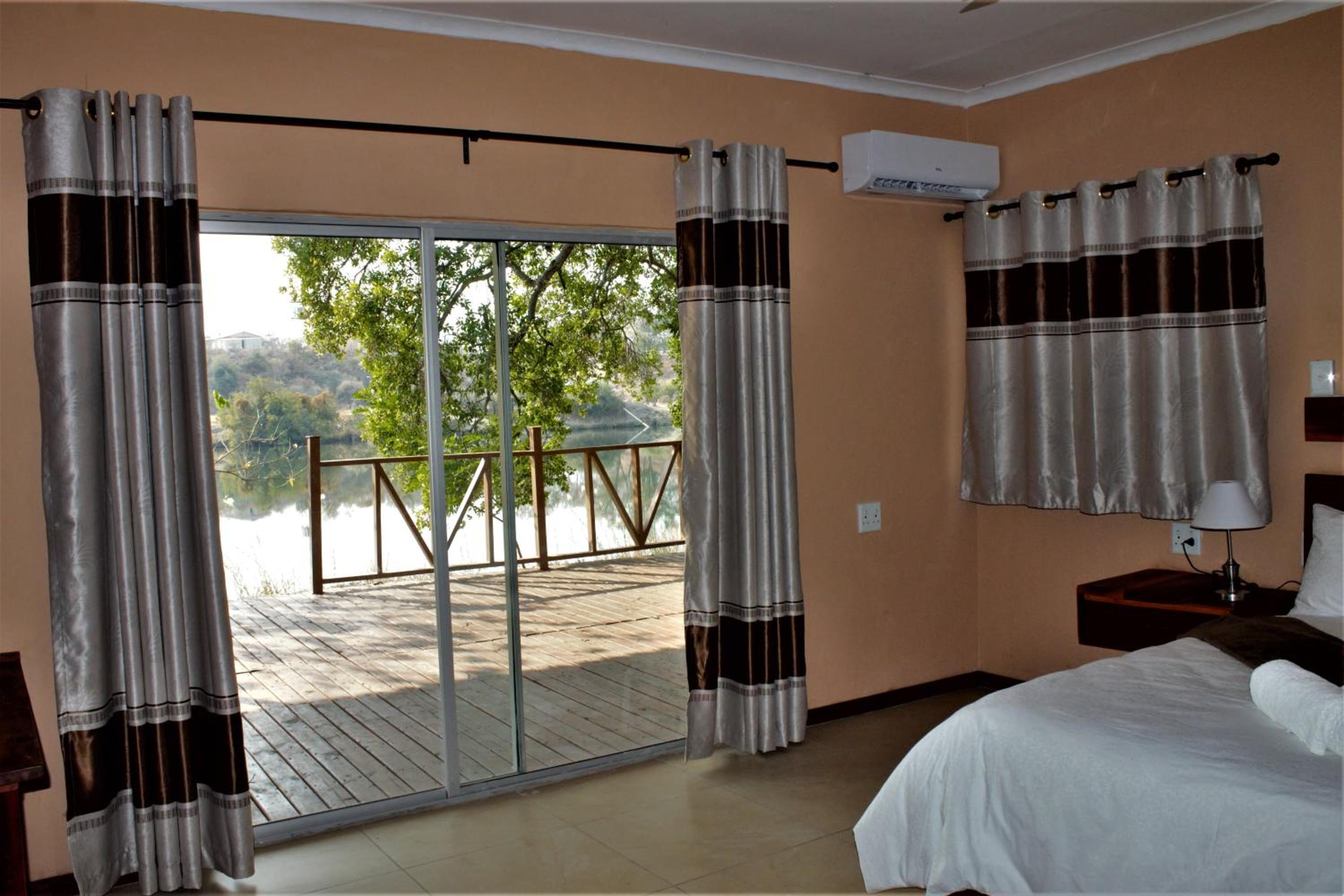 Queen Room with Balcony photo 1