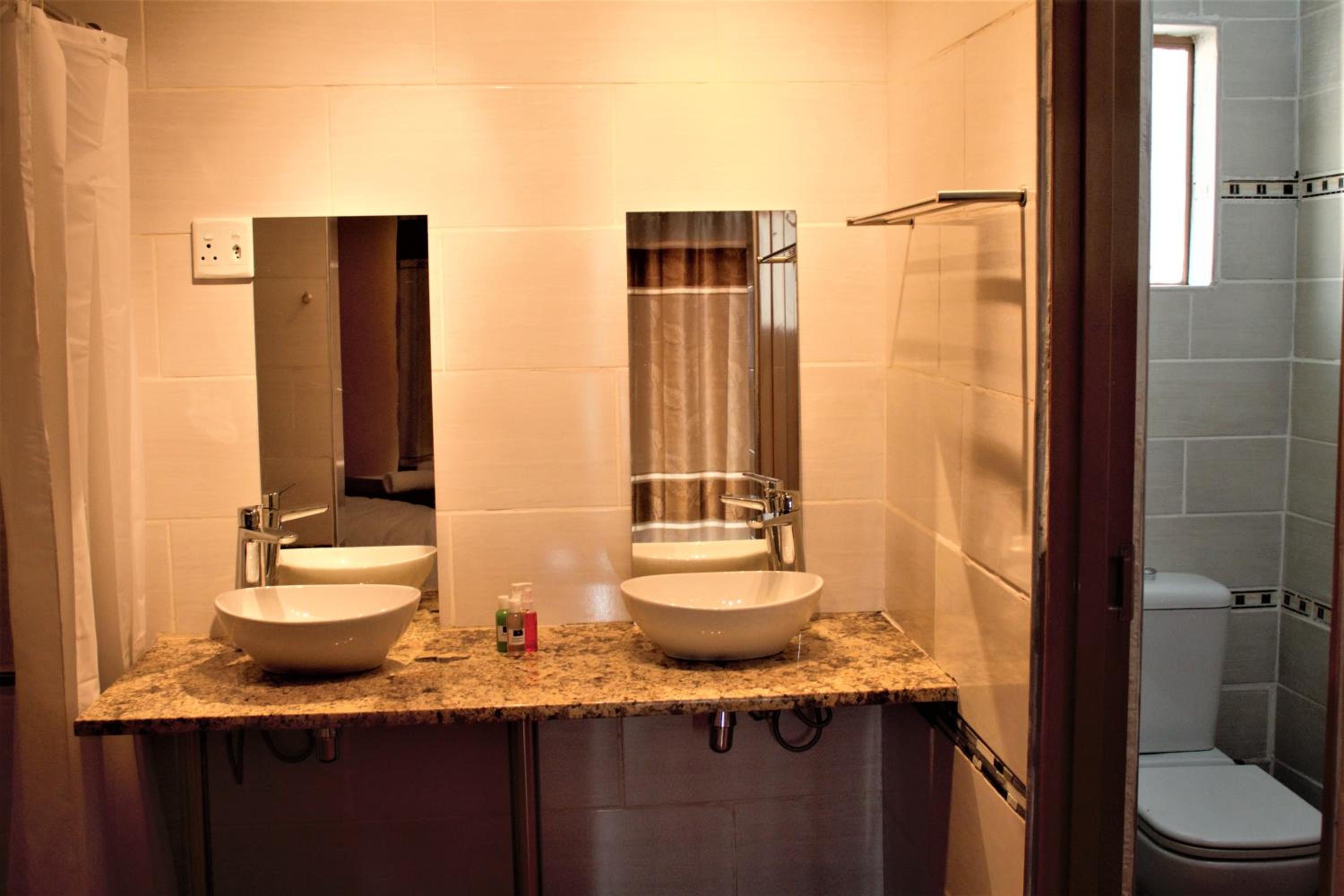 Queen Room with Balcony photo 3