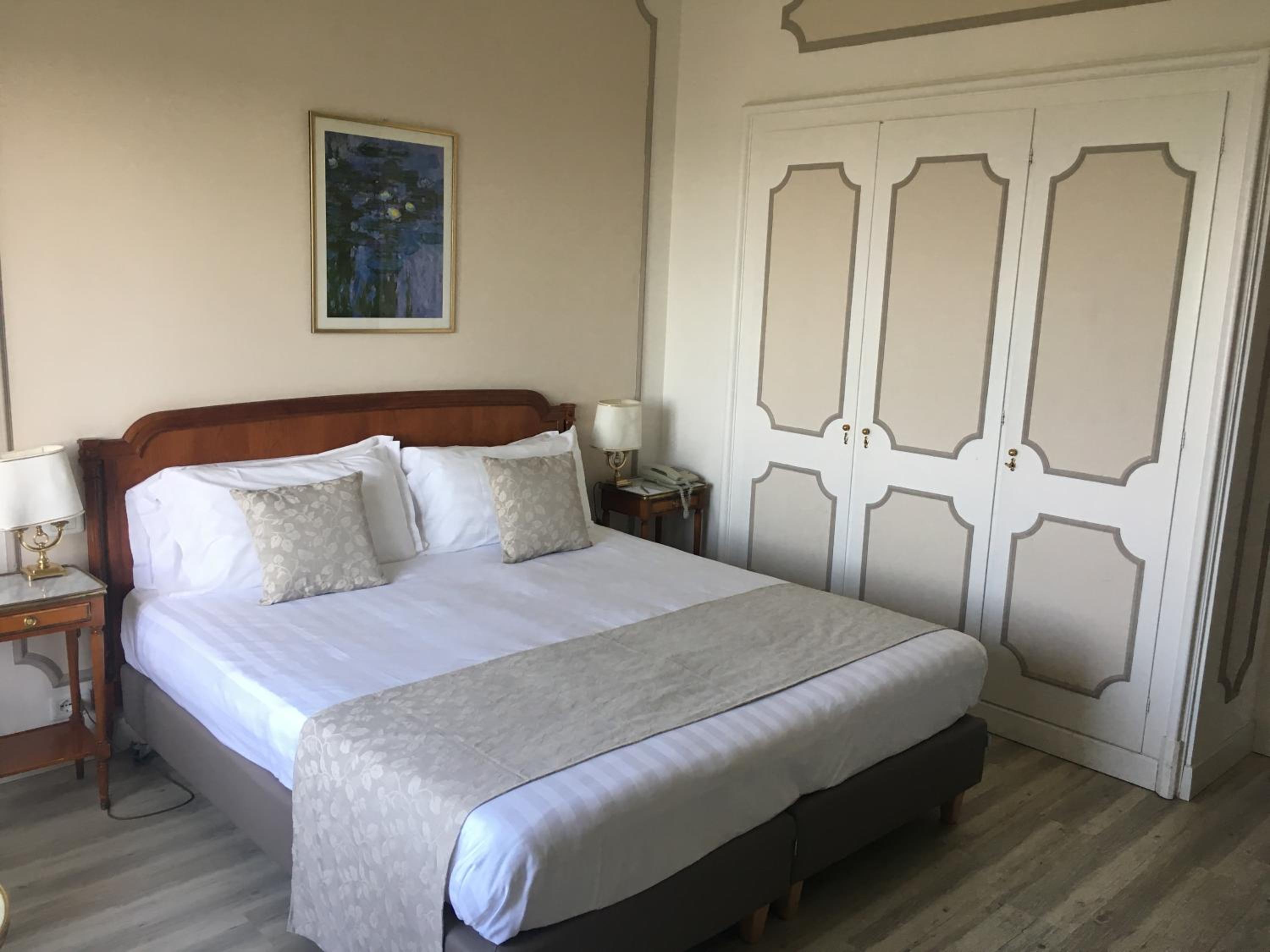 Double Room with Lake View - Photo 20