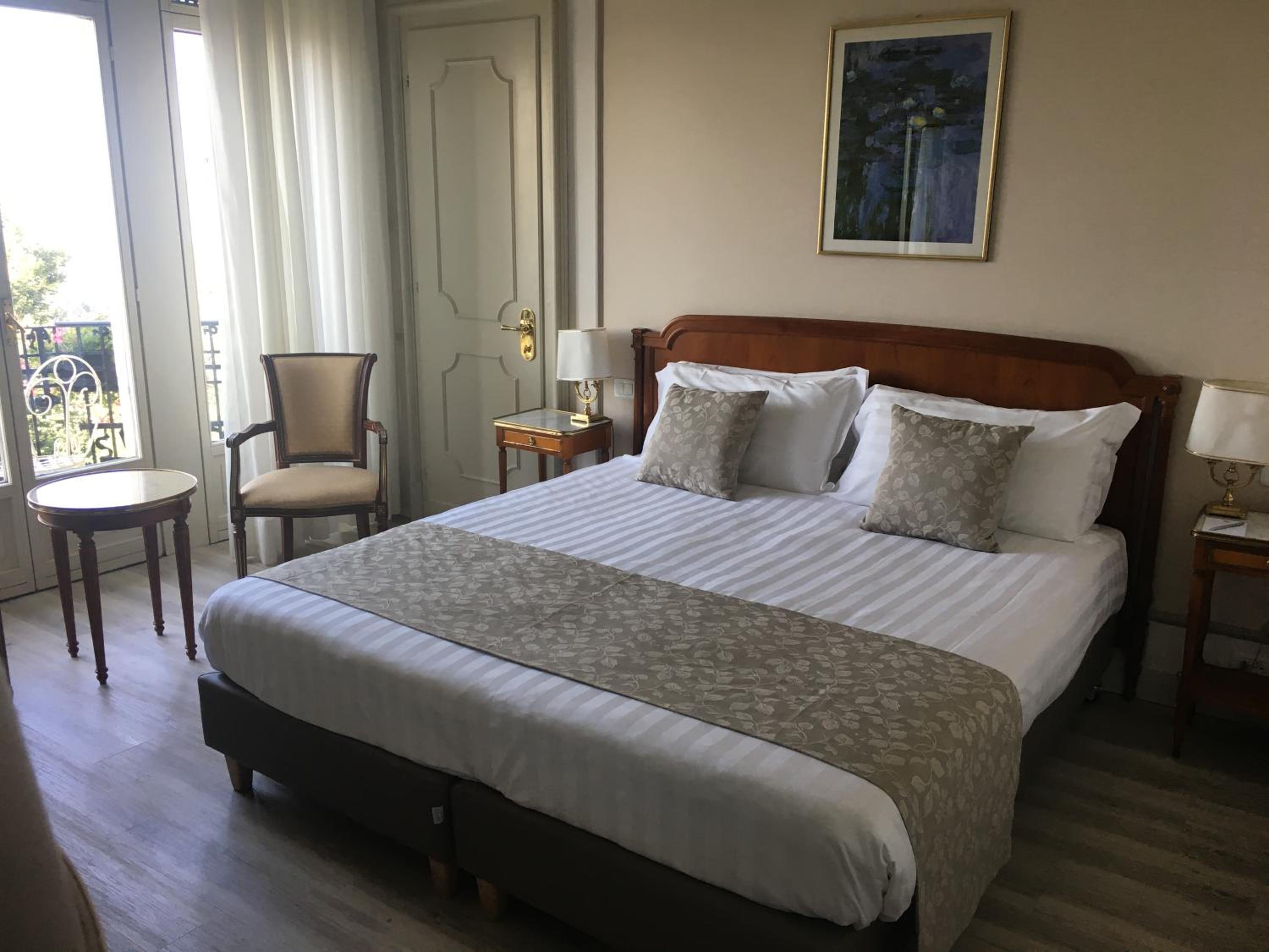 Double Room with Lake View - Photo 14